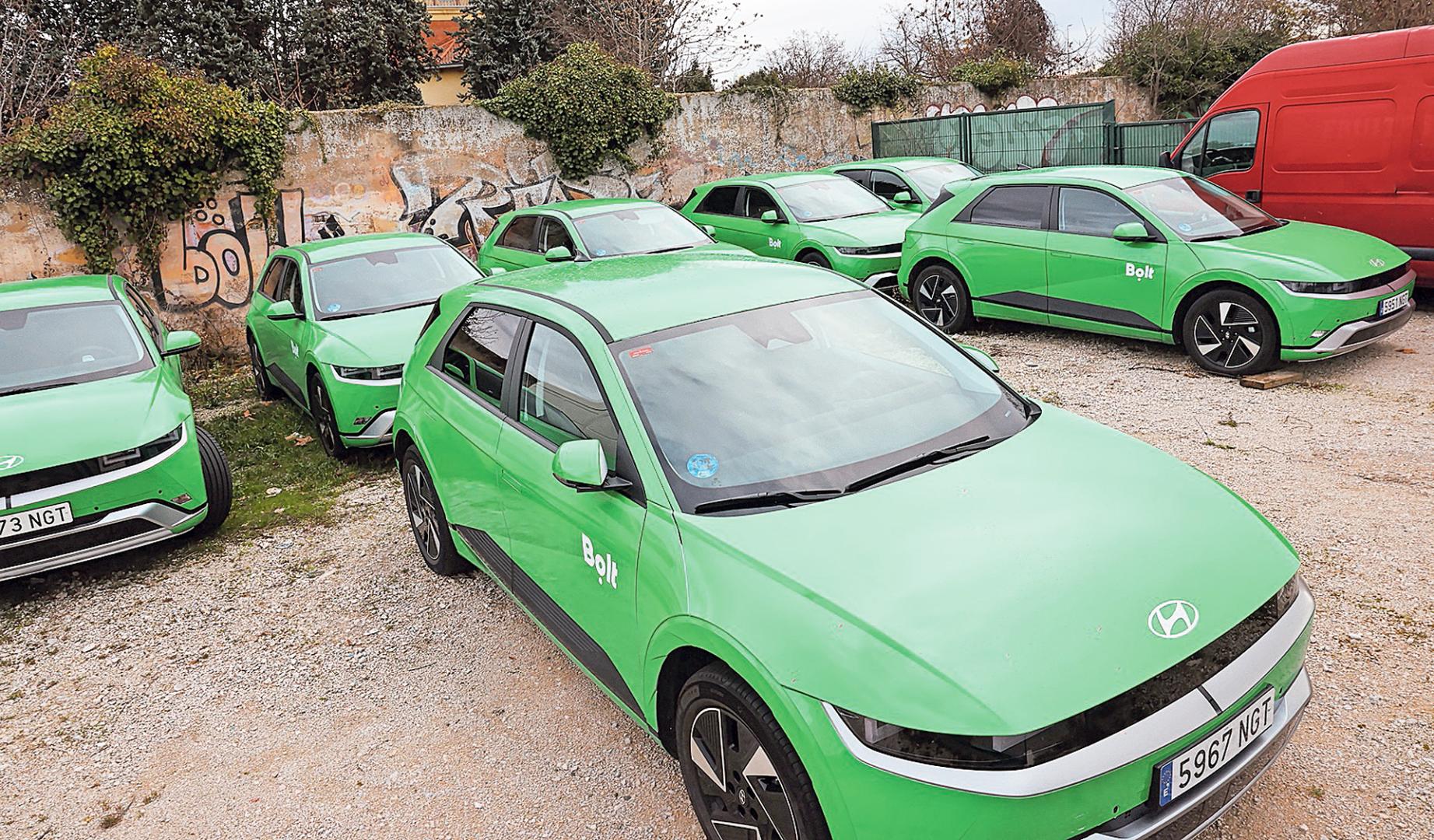 Imagen de los siete vehículos de BOLT que permanecían inmovilizados en Trinitarios a mediados de enero