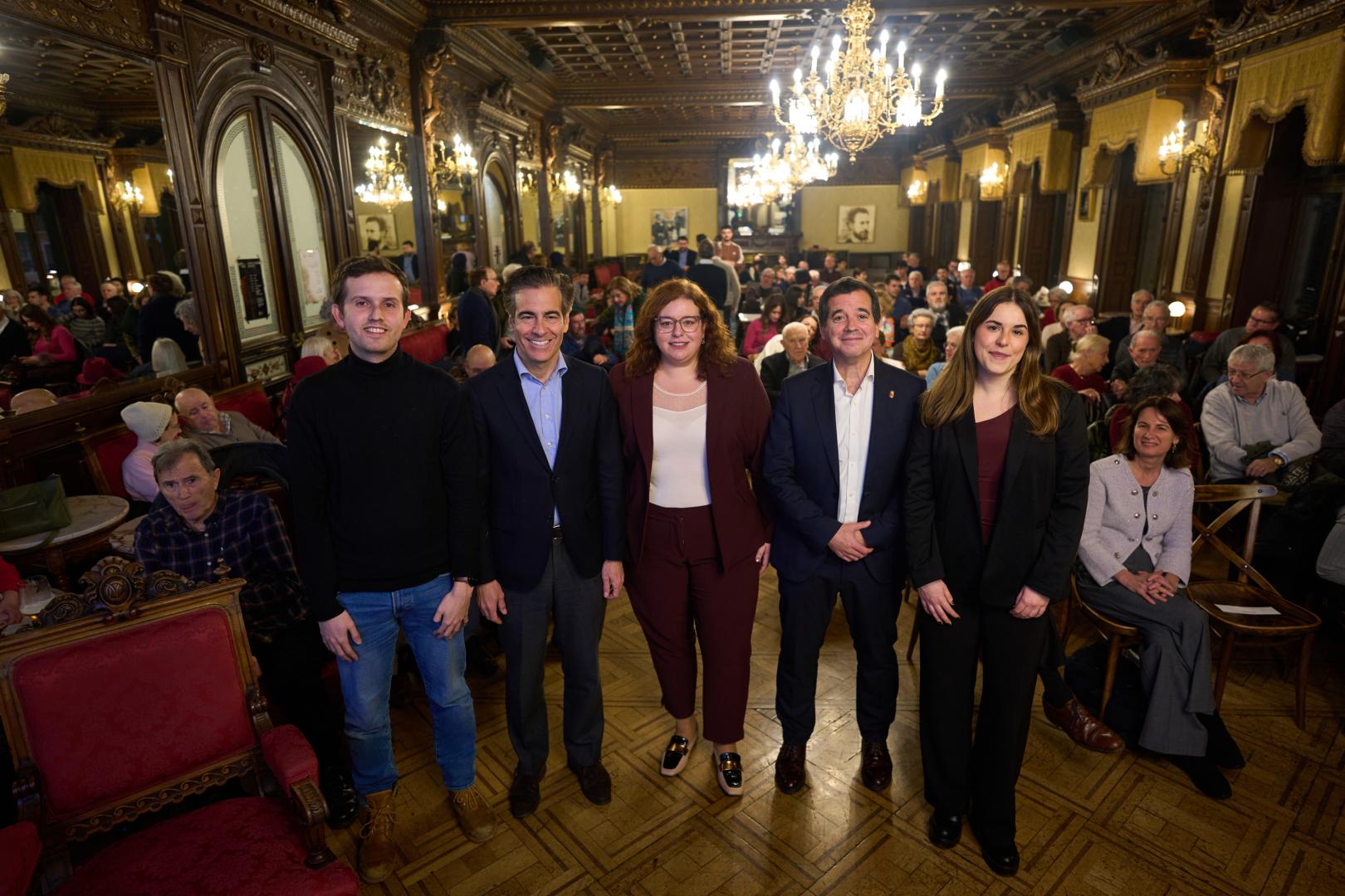 El coordinador del ciclo, Javier Larequi, los eurodiputados Pablo Zalba (2009-2016), Elena Sancho (desde 2024) y Mikel Irujo (2007-2009) y la moderadora de la conferencia, Iria Jurío, antes de la conversación