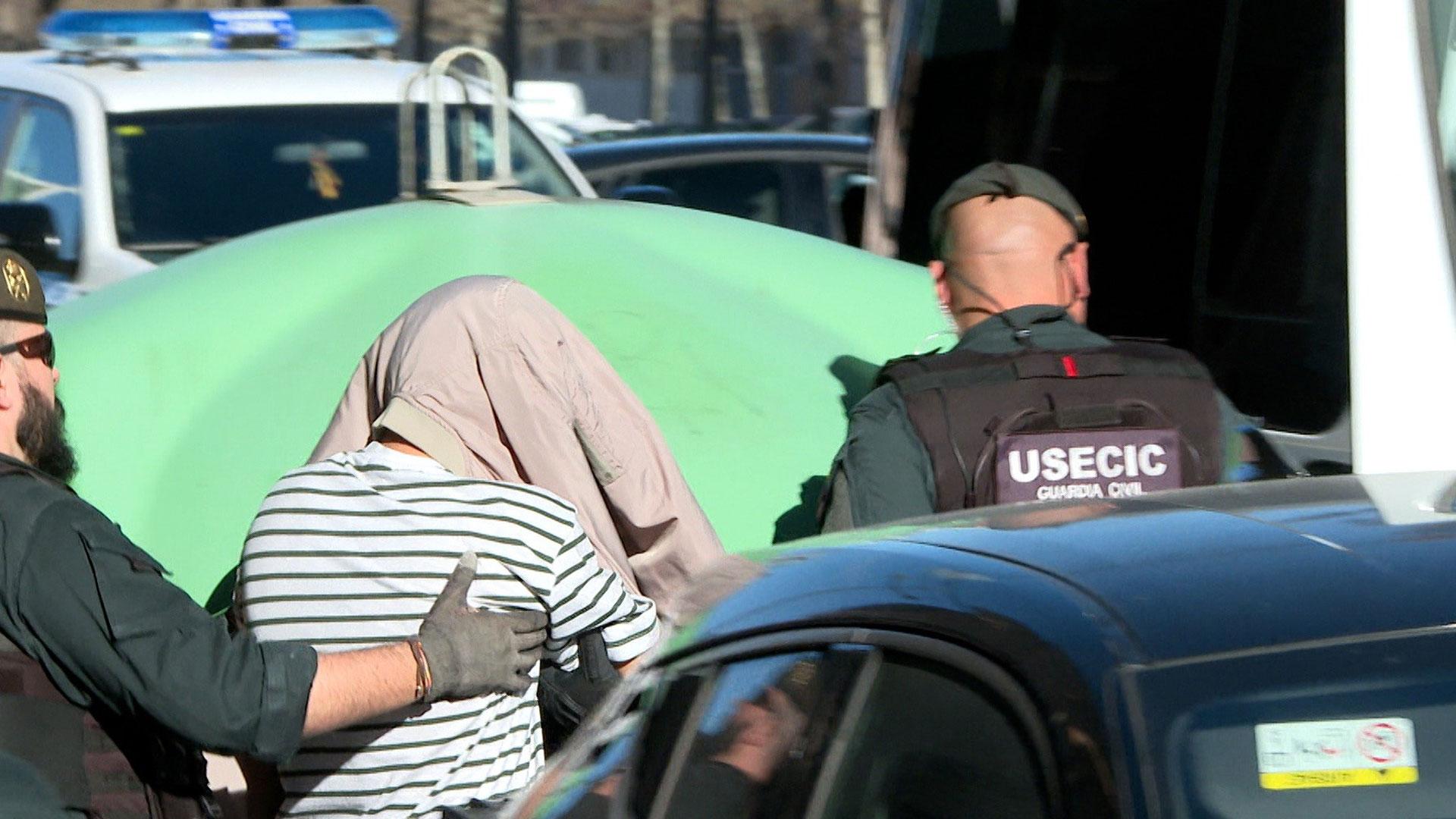 Imagen del detenido por el crimen de su exmujer y su hija en Xilxes a punto de entrar en el furgón policial
