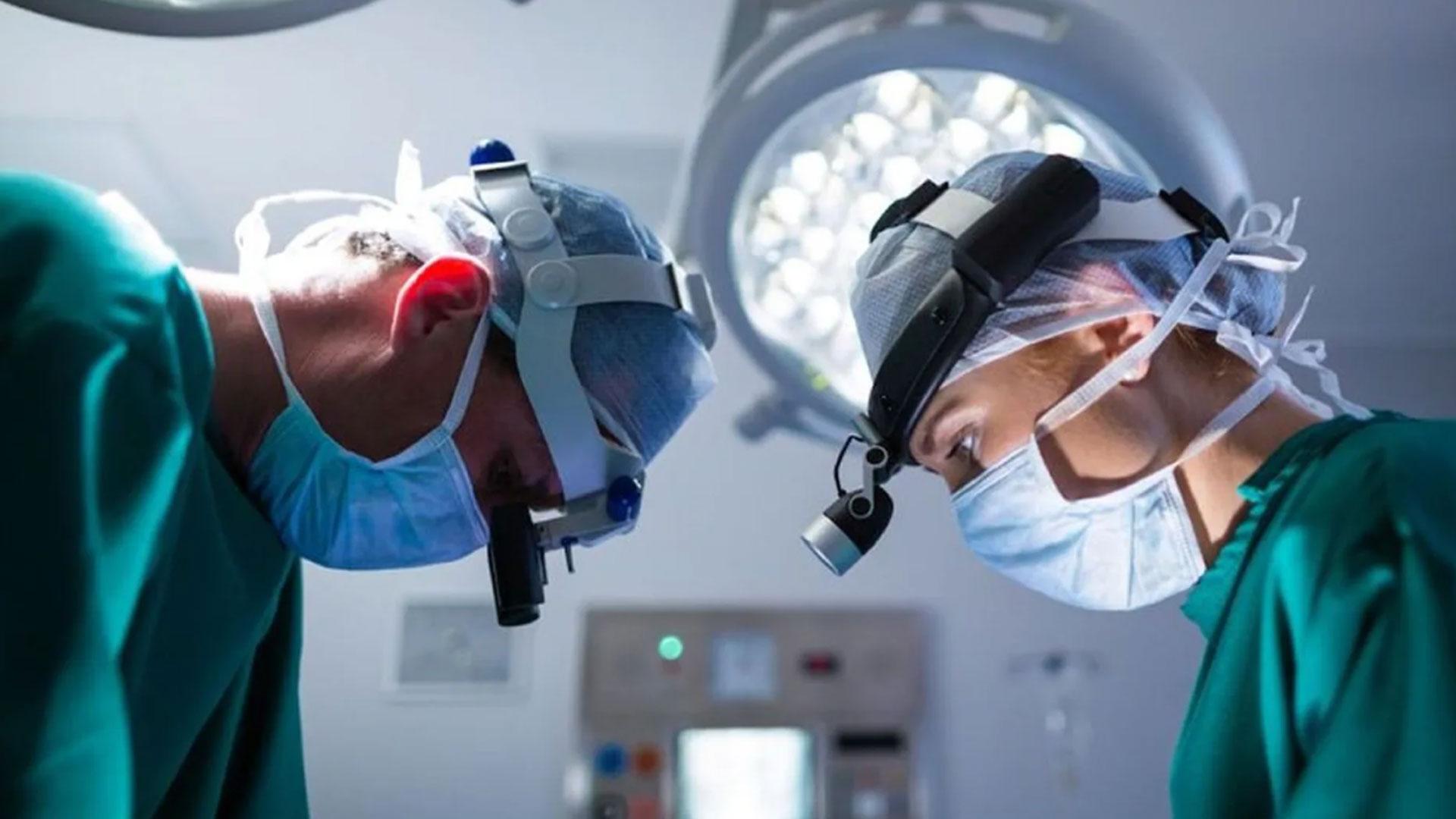 Médicos realizando un trasplante de corazón