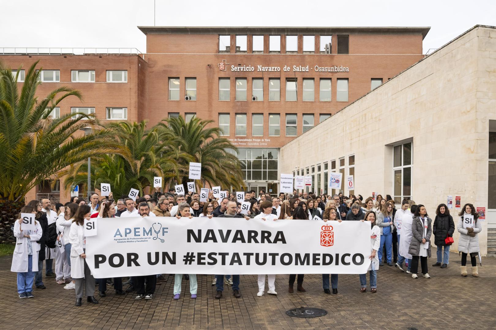 Médicos concentrados esta mañana en el Centro de Consultas Príncipe de Viana de Pamplona.