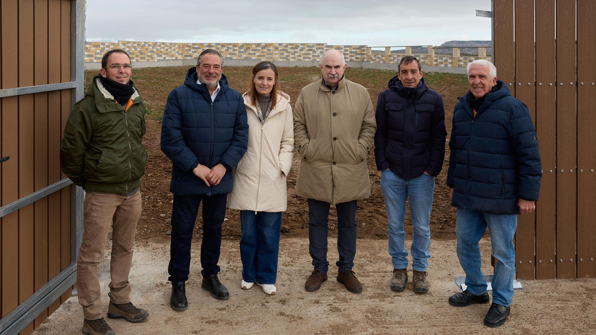 En el centro, de izda. a dcha., el presidente de la Comunidad de Bardenas, José María Agramonte, la directora general de Medio Ambiente, Ana Bretaña, y el consejero Aierdi, junto con los técnicos en la visita a uno de los nuevos corrales