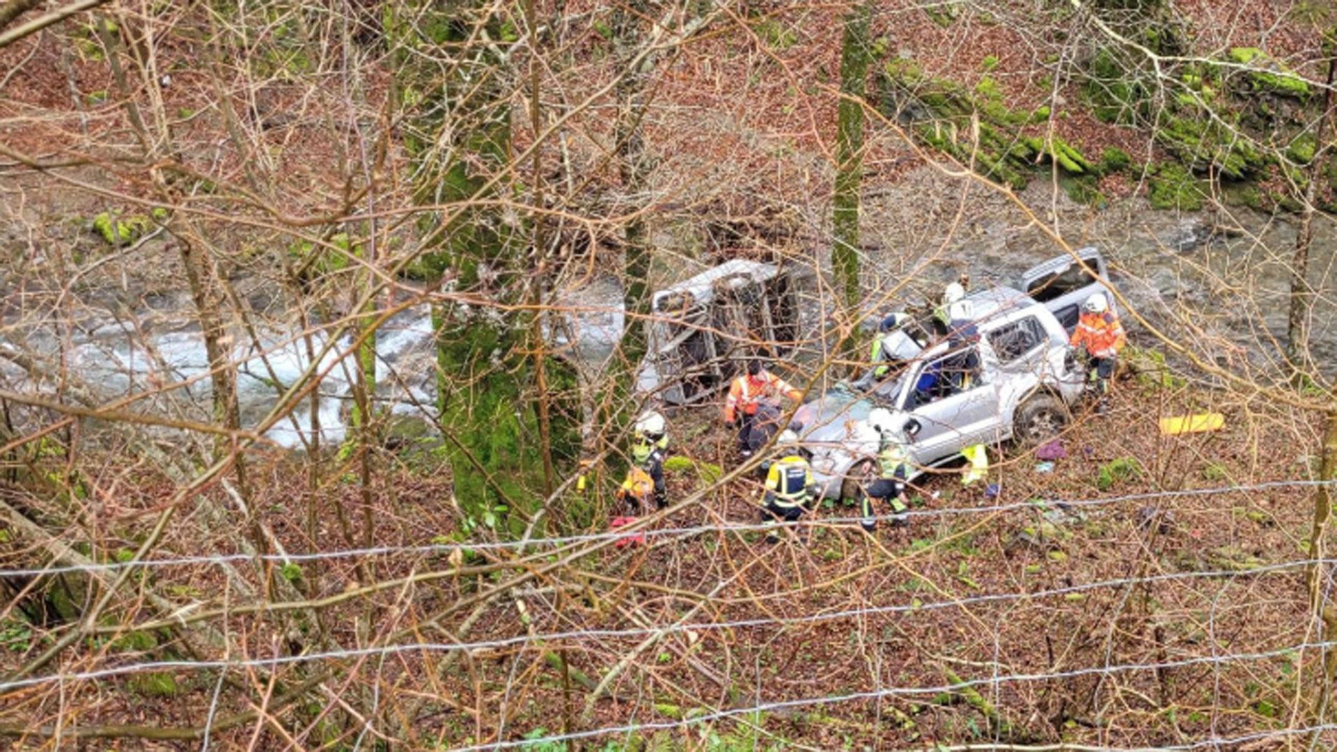 Terraplén por el que se cayó el vehículo en Baztan, accidente en el que resultó herido un hombre de 77 años
