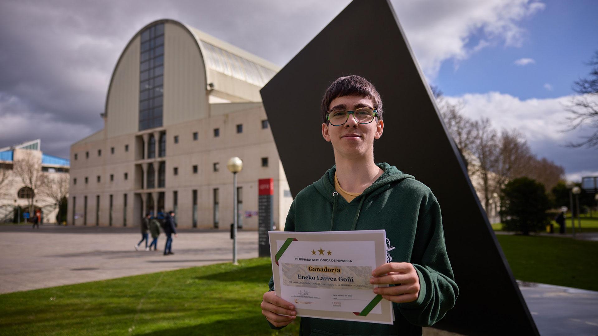 Eneko Larrea Goñi, ganador de la fase local de la Olimpiada de Geología, posa con su diploma en el campus de Arrosadia de la UPNA