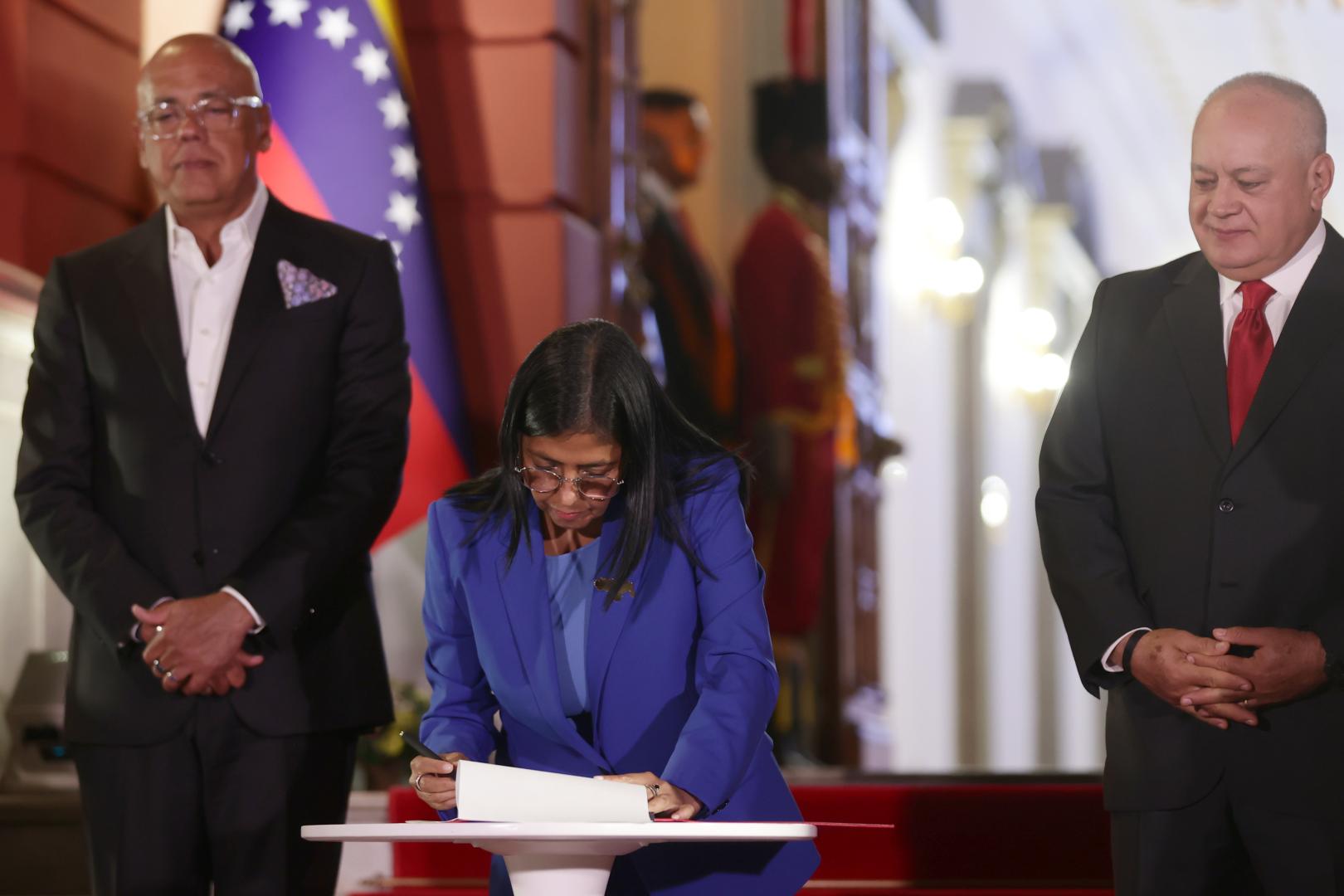 La presidenta encargada de Venezuela, Delcy Rodríguez (c), firma el documento de la aprobada ley de amnistía junto al presidente de la Asamblea Nacional Jorge Rodríguez (i), y el ministro de Relaciones Interiores, Justicia y Paz, Diosdado Cabello, este jueves en Caracas (Venezuela).