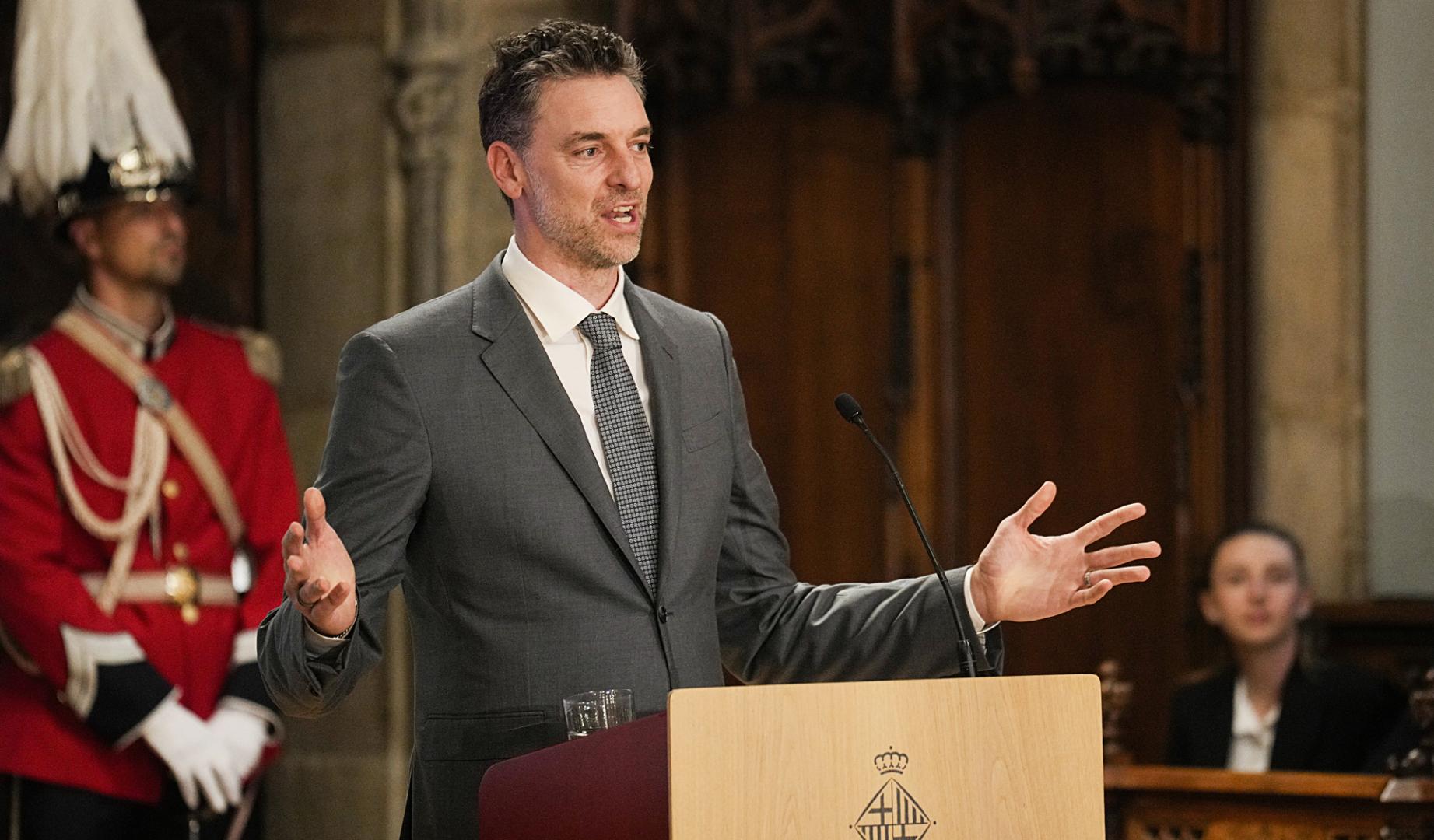 Foto del 27 de mayo de 2025 del exjugador español de baloncesto Pau Gasol mientras recibe a Medalla de Oro al Mérito Deportivo del Ayuntamiento de Barcelona
