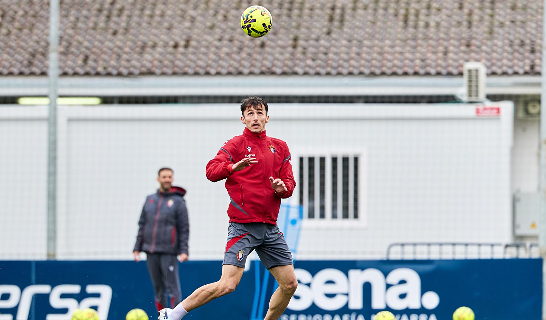 Ante Budimir observa el esférico antes de cabecear durante el entrenamiento de Osasuna este viernes, 20 de febrero