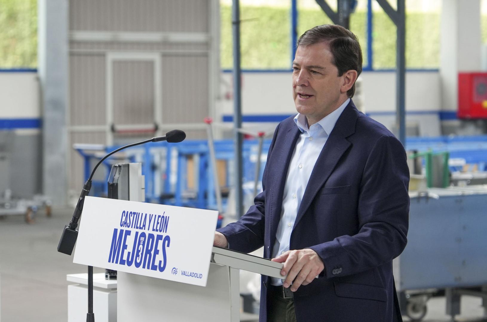 El candidato a la reelección a la presidencia de la Junta de Castilla y León, Alfonso Fernández Mañueco, durante su visita a la empresa Technoform en Tordesillas este viernes