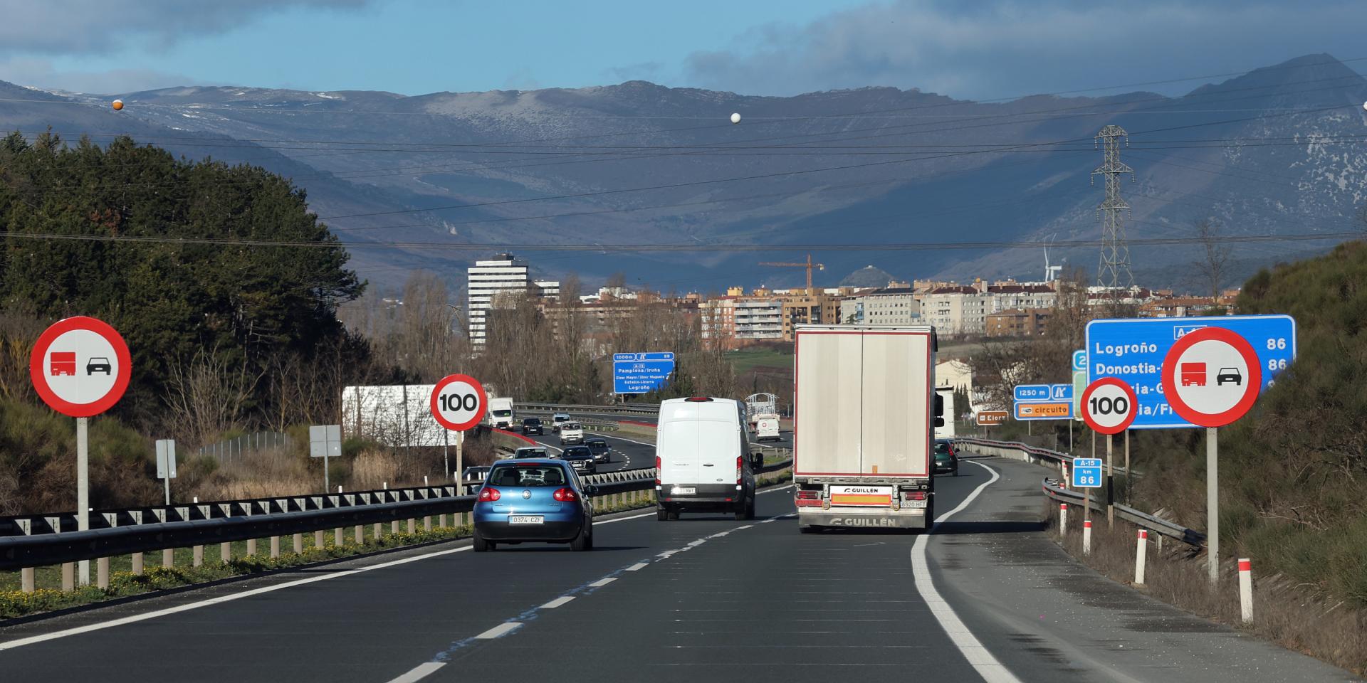 La ronda Oeste (A-15) de Pamplona, con las nuevas señales de límite de velocidad a 100 km/h.