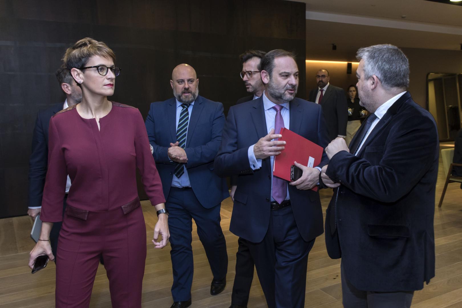María Chivite, José Luis Arasti, José Luis Ábalos y Santos Cerdán, en el coloquio organizado el 10 de enero de 2019. Al fondo, Koldo García