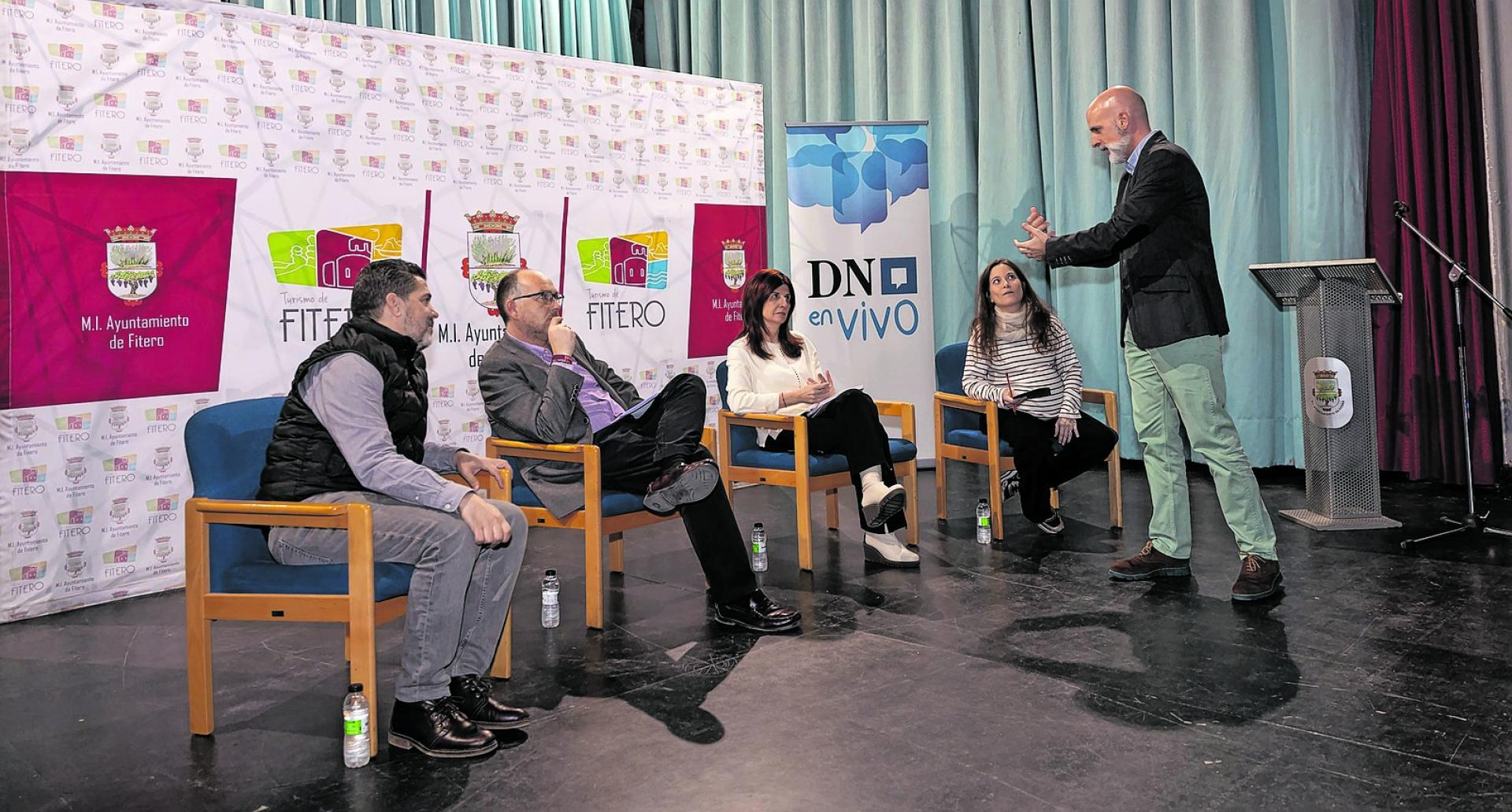 EN EL TEATRO CALATRAVA De izquierda a derecha: Mohamed Amnay Errami (coordinador de la Plataforma de Marroquíes de Navarra); Miguel Aguirre Yanguas (alcalde de Fitero); Eva Gurría Marco (directora general de Políticas Migratorias del Gobierno de Navarra); Irene Benito Alfaro (directora del colegio público Juan de Palafox de Fitero); y el moderador del foro Desafíos de Navarra Yulen Garmendia Iparraguirre (Diario de Navarra).
