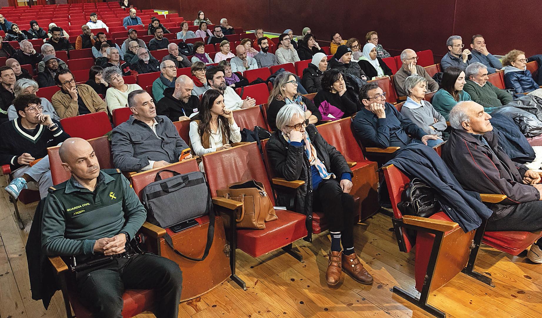 Imagen de los asistentes al foro Desafíos de Navarra, con varios miembros de la comunidad musulmana de Fitero entre los presentes