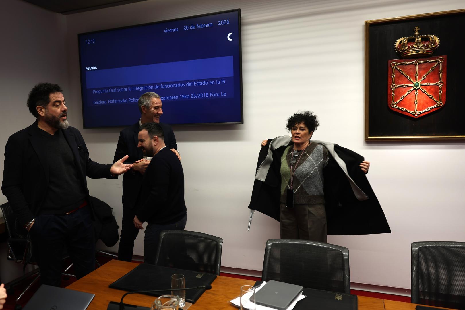 Ramón Alzórriz, a la izquierda, a la llegada de la consejera Inma Jurío a la comisión parlamentaria en la que tuvo lugar su comparecencia, a petición de UPN, para hablar de cómo está la transferencia de tráfico