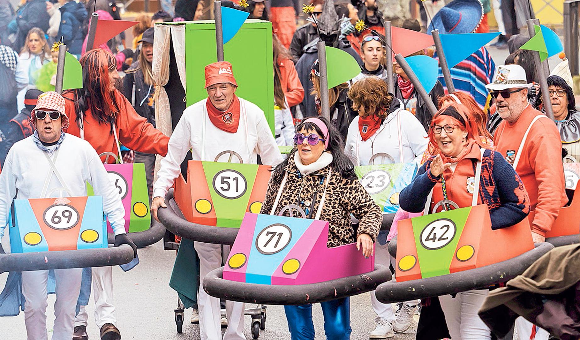 Un grupo de tafalleses en el desfile del domingo de piñata, que junta a vecinos de todas las edades
