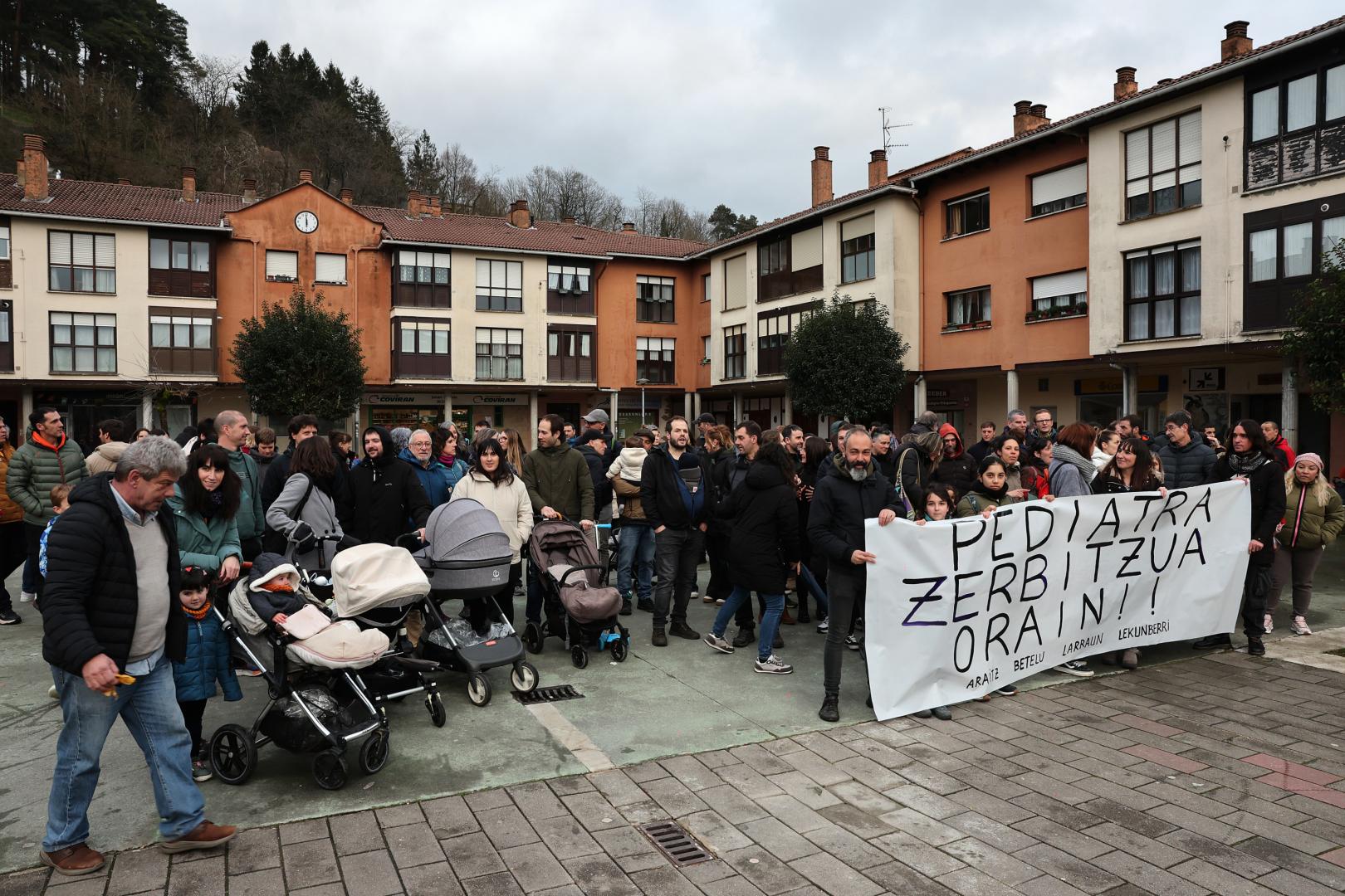 Concentración reclamando la restitución del servicio de pediatría en Larraun, cuya supresión afecta a familias de Lekunberri, Larraun, Araitz y Betelu
