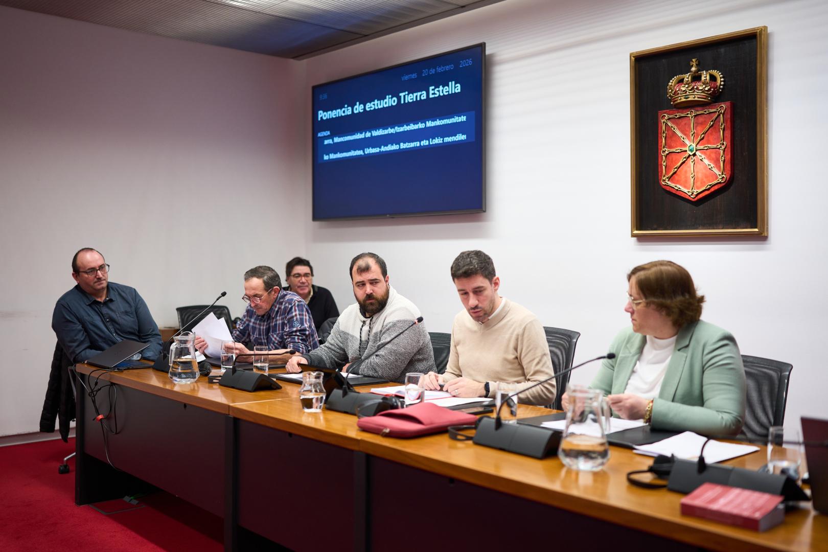 os representantes de la junta de pastos de Urbasa-Andía (Alfonso Esparza y Javier Osés), la Los representantes de la junta de Santiago de Lóquiz (Andrés Lana) y la alcaldesa de Estella, durante la ponencia que preside Ibai Crespo. Miguel os