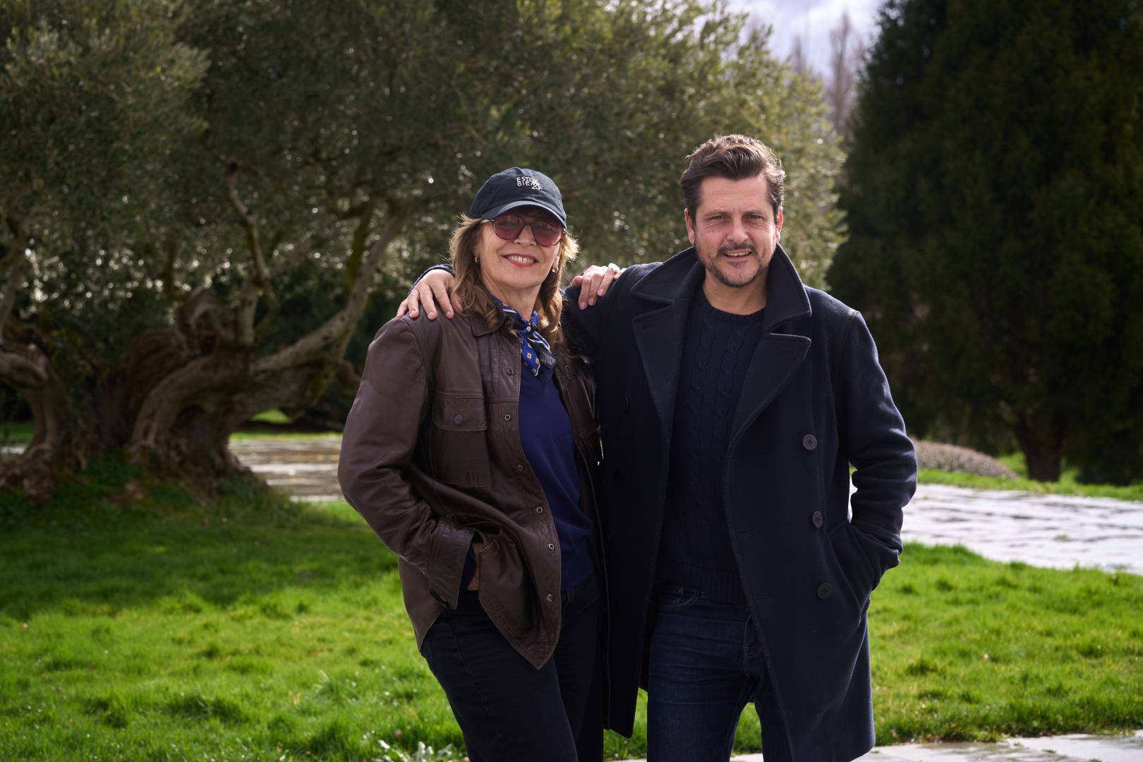 Los directores de cine María Ripoll y Kike Malillo, en el exterior de la Facultad de Comunicación de la Universidad de Navarra.