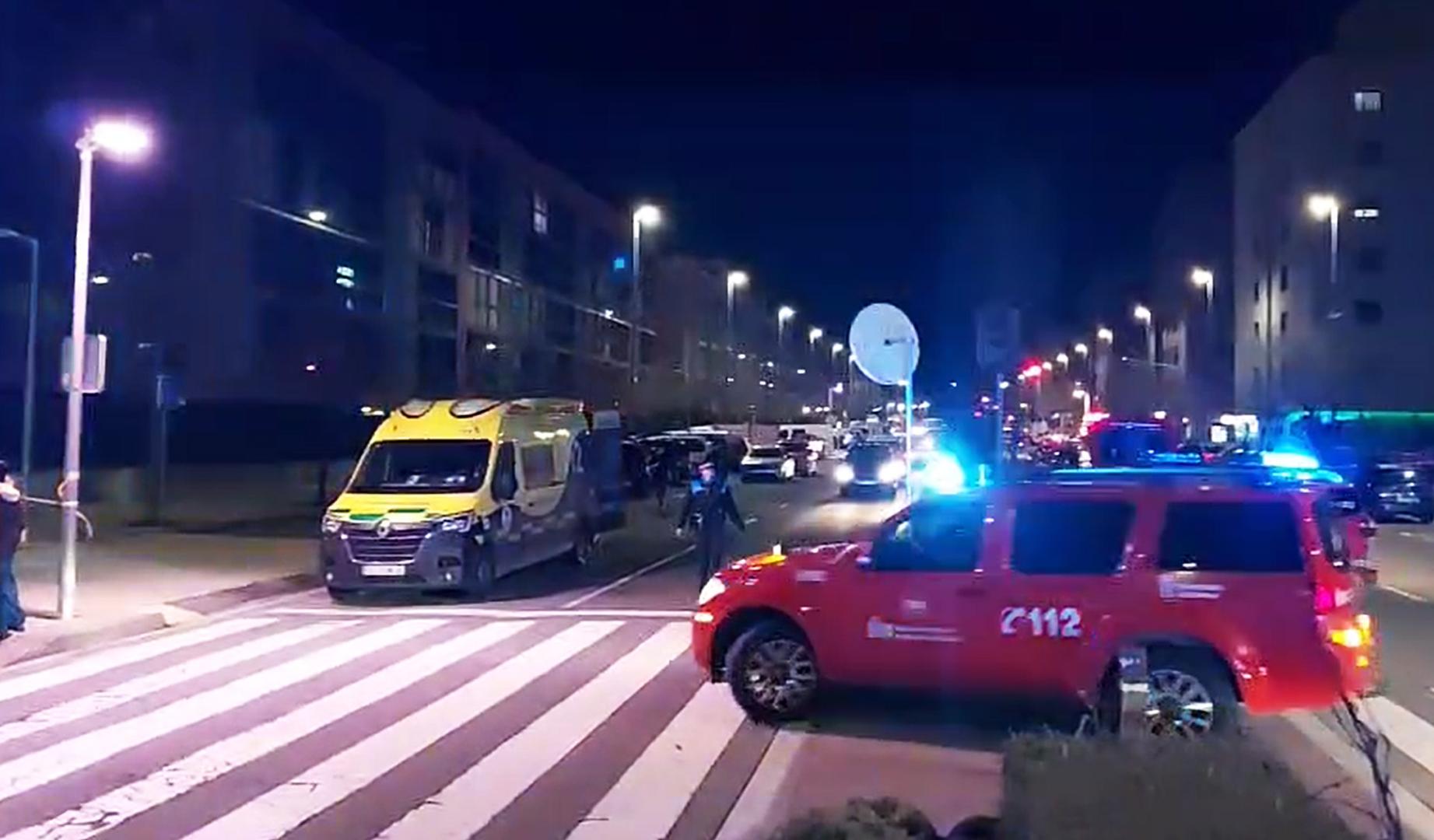 Varias patrullas de Policía Foral y ambulancias acudieron a la localidad por el aviso de un posible caso de violencia machista