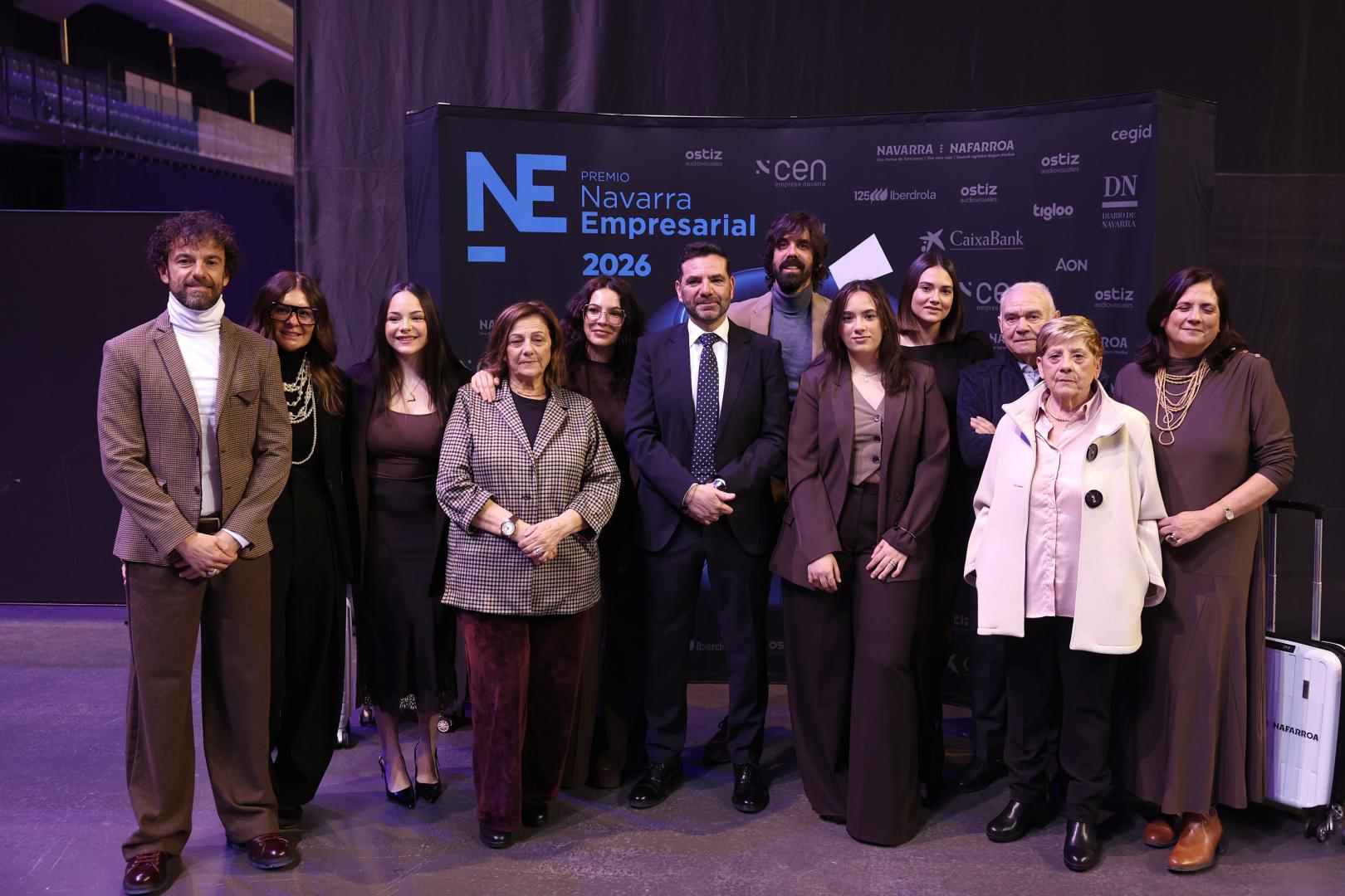 Mario Beni Solans y Erika Bermejo Rada (hermano y cuñada), Lara Beni Díaz (hija), Chelo Solans Pérez (madre), Jenni Beni Solans (hermana), Sergio Beni Solans (premiado), Manuel Cabeza Murillo (cuñado), María Beni Díaz y Alba Beni Díaz (hijas), Jesús Díaz Lázaro y María Jesús Zudaire Garrido (suegros) y Nuria Díaz Zudaire (mujer)