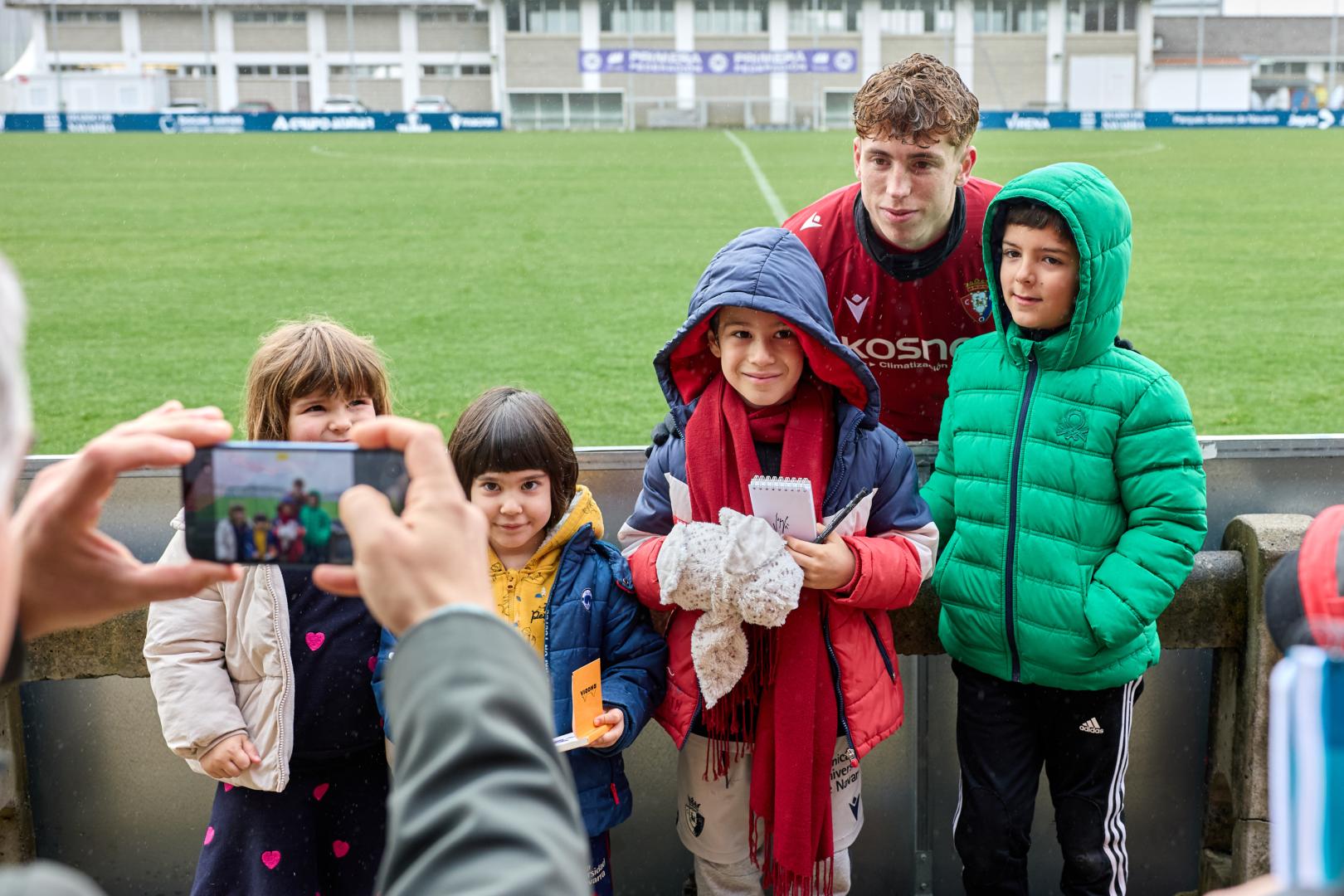 Víctor Muñoz se fotografió con varios seguidores de Osasuna tras la sesión de este viernes