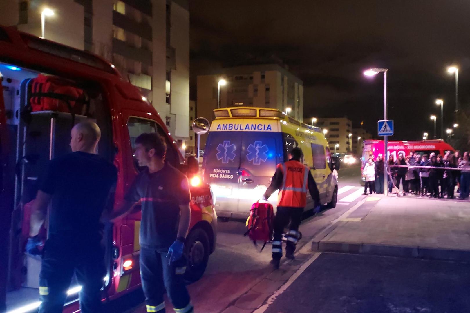 Fuerzas de seguridad y asistencias sanitarias, en el lugar del suceso en Sarriguren