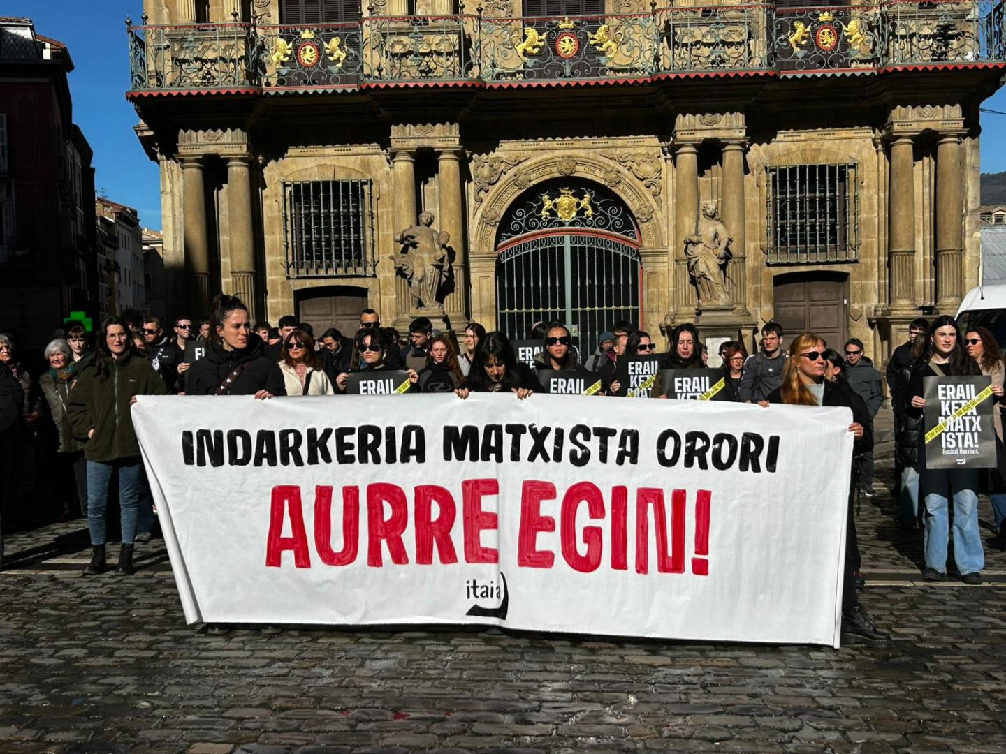 Imagen de la protesta que se ha celebrado este sábado en la plaza del Ayuntamiento de Pamplona