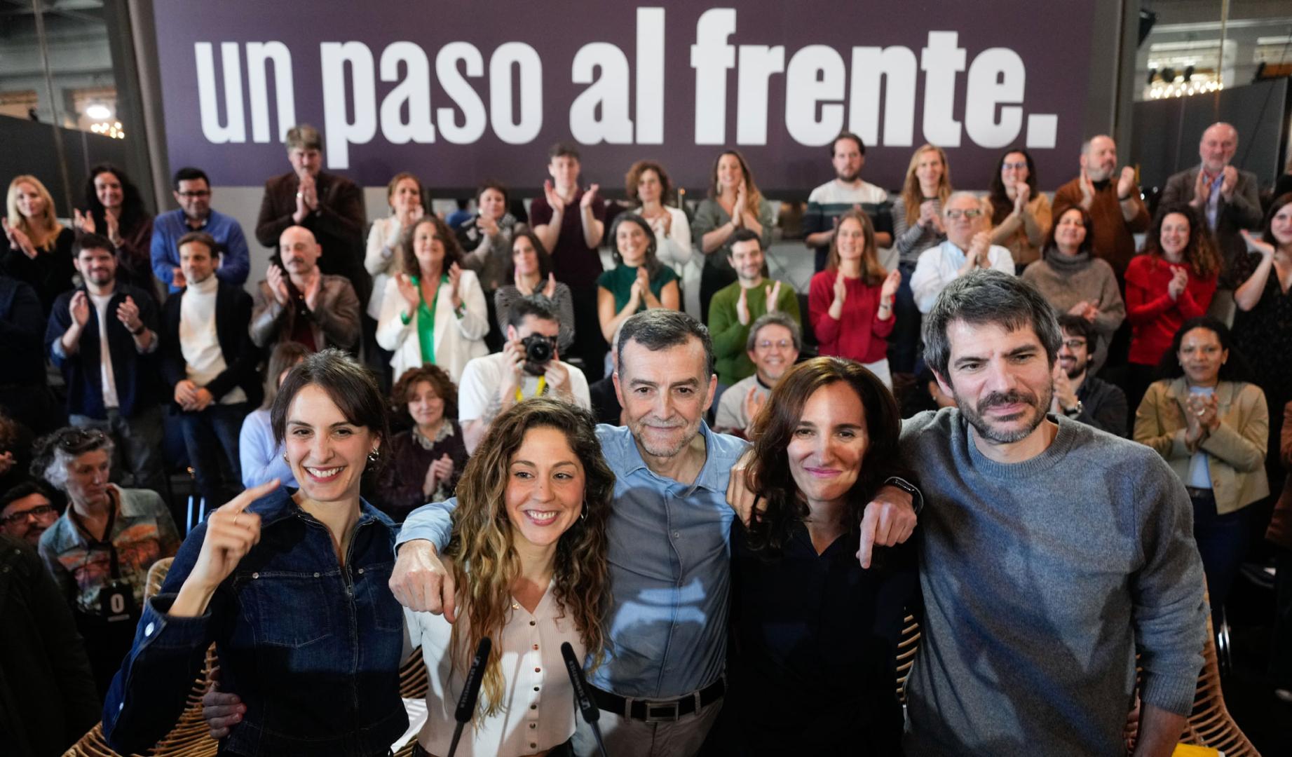 Los ministros Ernest Urtasun (d) y Mónica García (2d), acompañados de la líder de Movimiento Sumar, Lara Hernández (2i), del líder de IU, Antonio Maíllo (c), y de la portavoz de Más Madrid en el Ayuntamiento, Rita Maestre (i), durante la presentación de la nueva coalición entre Movimiento Sumar, IU, Más Madrid y los comunes