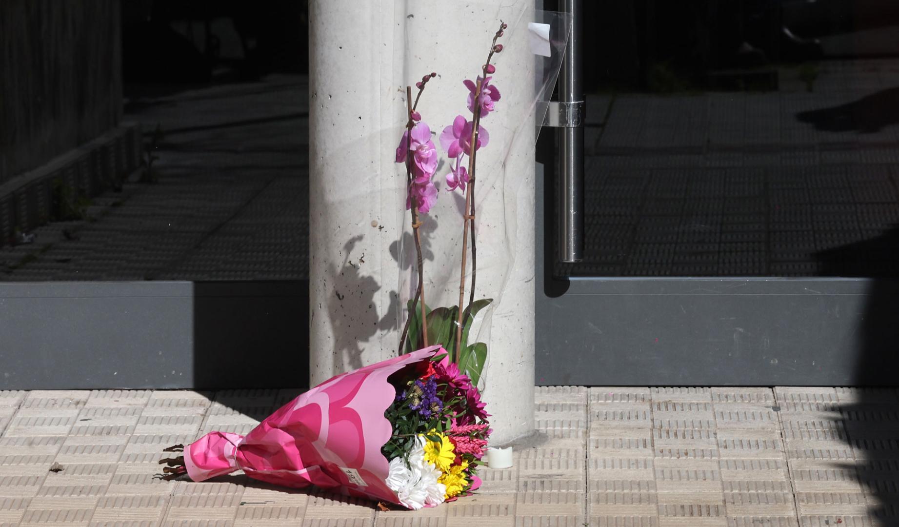 Varias plantas en el portal de la vivienda de Sarriguren donde ha muerto una mujer asesinada presuntamente por su marido, en un caso de violencia machista