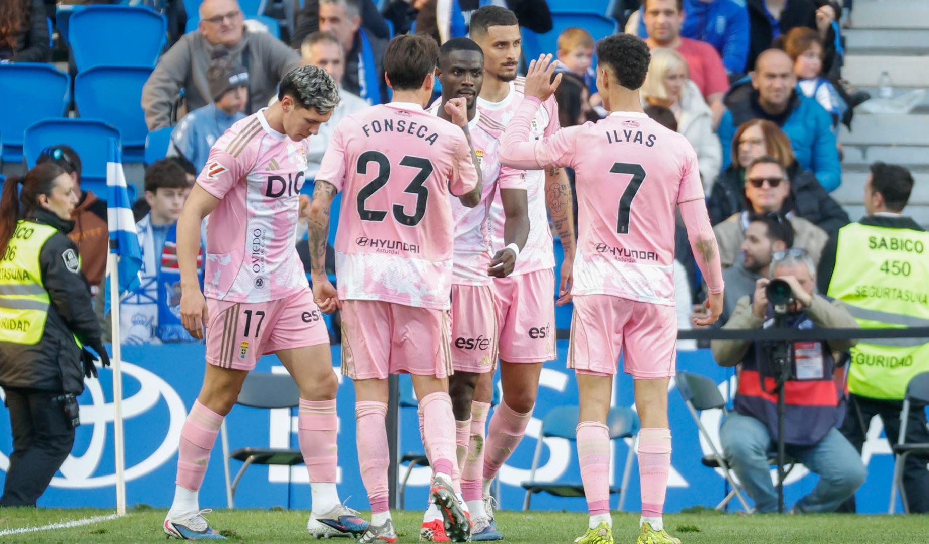 El defensa del Oviedo Eric Bailly (c) celebra tras marcar el 3-3 durante el partido de liga que enfrentó a la Real Sociedd y el Real Oviedo en el estadio Anoeta