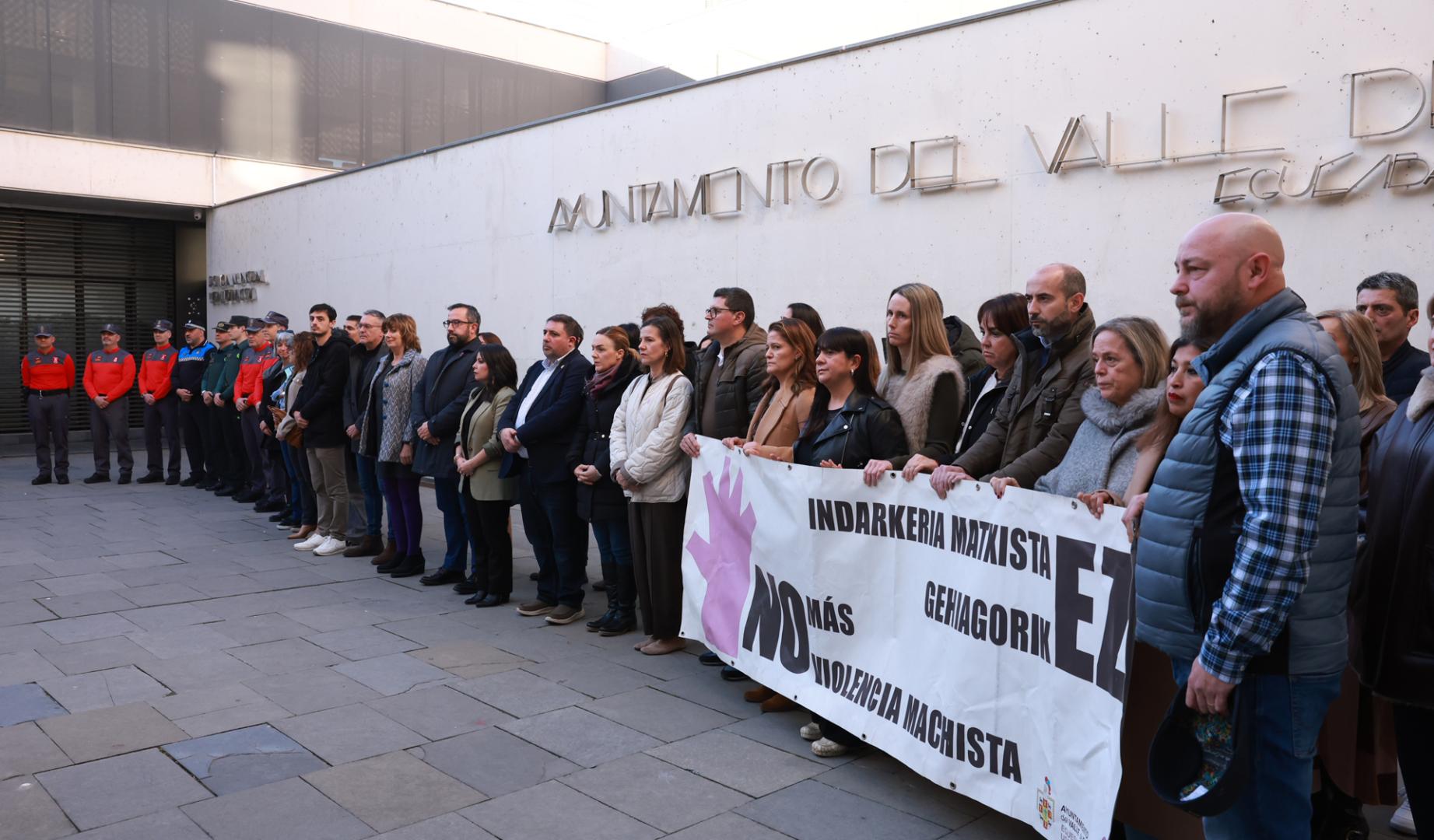 Cientos de vecinos se concentran en Sarriguren contra el asesinato machista