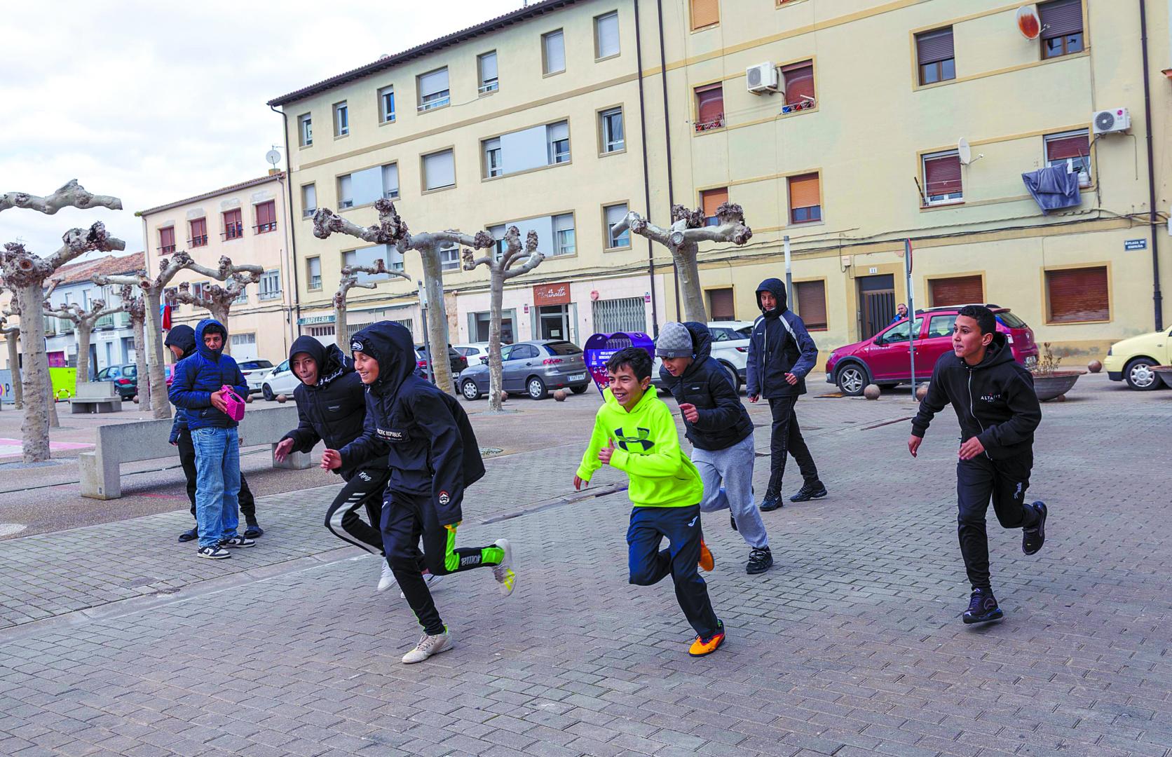 Un grupo de niños de origen magrebí juega en una de las plazas de Castejón