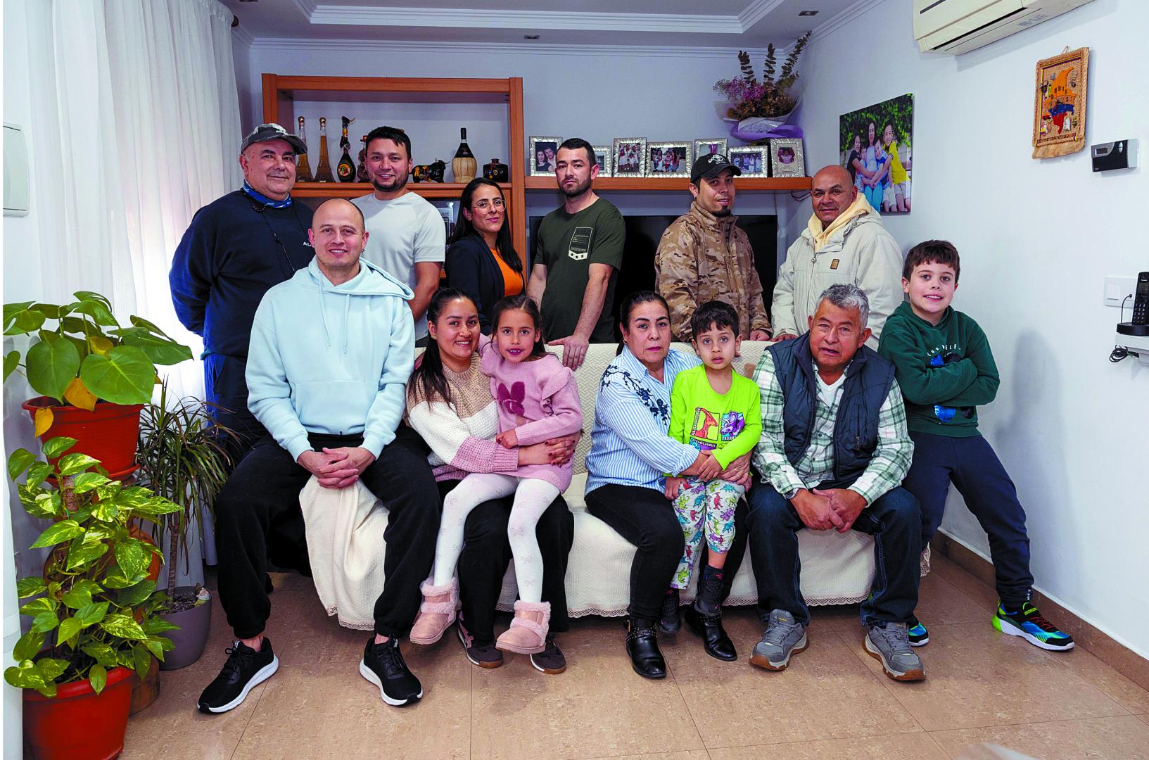 COLOMBIA De pie, de izda. a dcha.: José Gabriel Grajales Tabares, Jorge López Arias, Joana Blandón Castaño, Edison Arrollave Millán, Jorge Blandón Castaño, y José Flores García. Sentados: Jon Edison Rendón Ríos, Luz Delly Castaño Marín, Violeta López Giraldo, Guillermina Castaño Vélez, Alejandro Blandón Muñoz, Manuel Blandón Restrepo, y Daniel Blandón Muñoz.