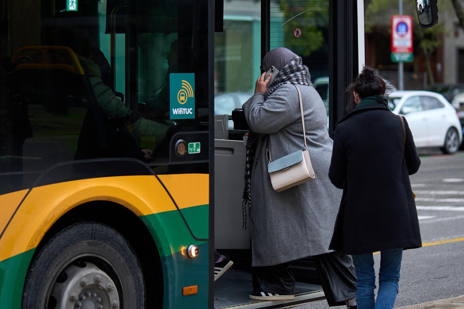 Varias personas suben a una villavesa en Pamplona
