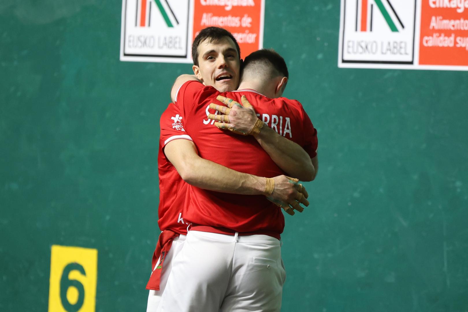Salaberria y Gaskue se abrazan tras ganar y conocer su pase a semifinales.