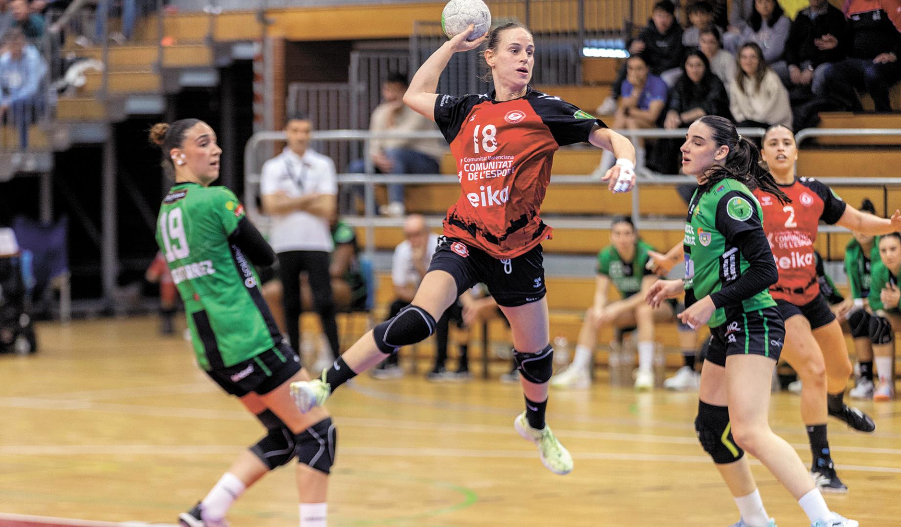 Las jugadoras del Replasa Beti Onak Almudena Gutiérrez y Maialen Orbañanos son superadas por María Pérez del Morvedre.