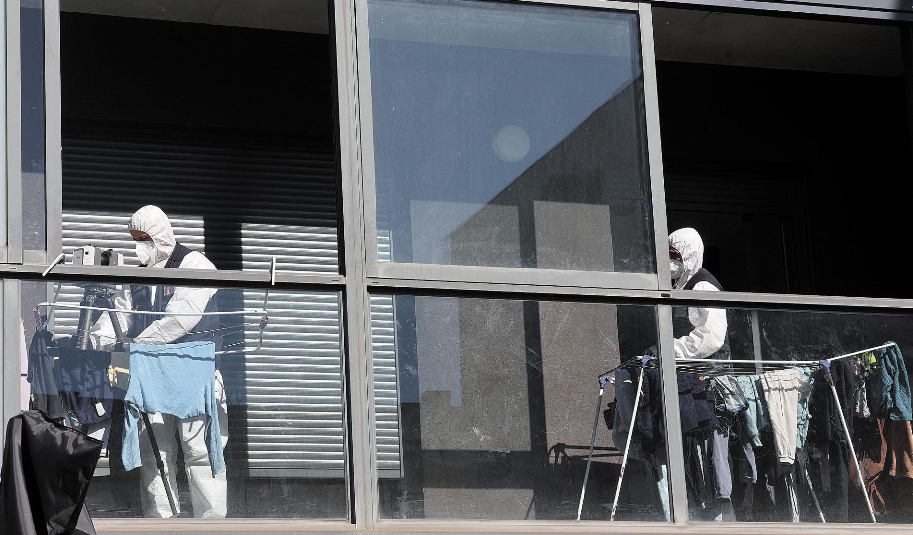 Agentes de Policía Científica trabajaban este sábado en el domicilio donde ocurrió la agresión.