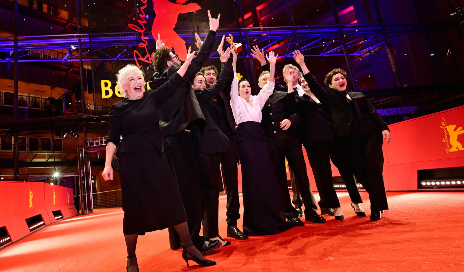 Ilker Catak con el resto del reparto de la película 'Cartas Amarillas', Oso de Oro del Berlinale