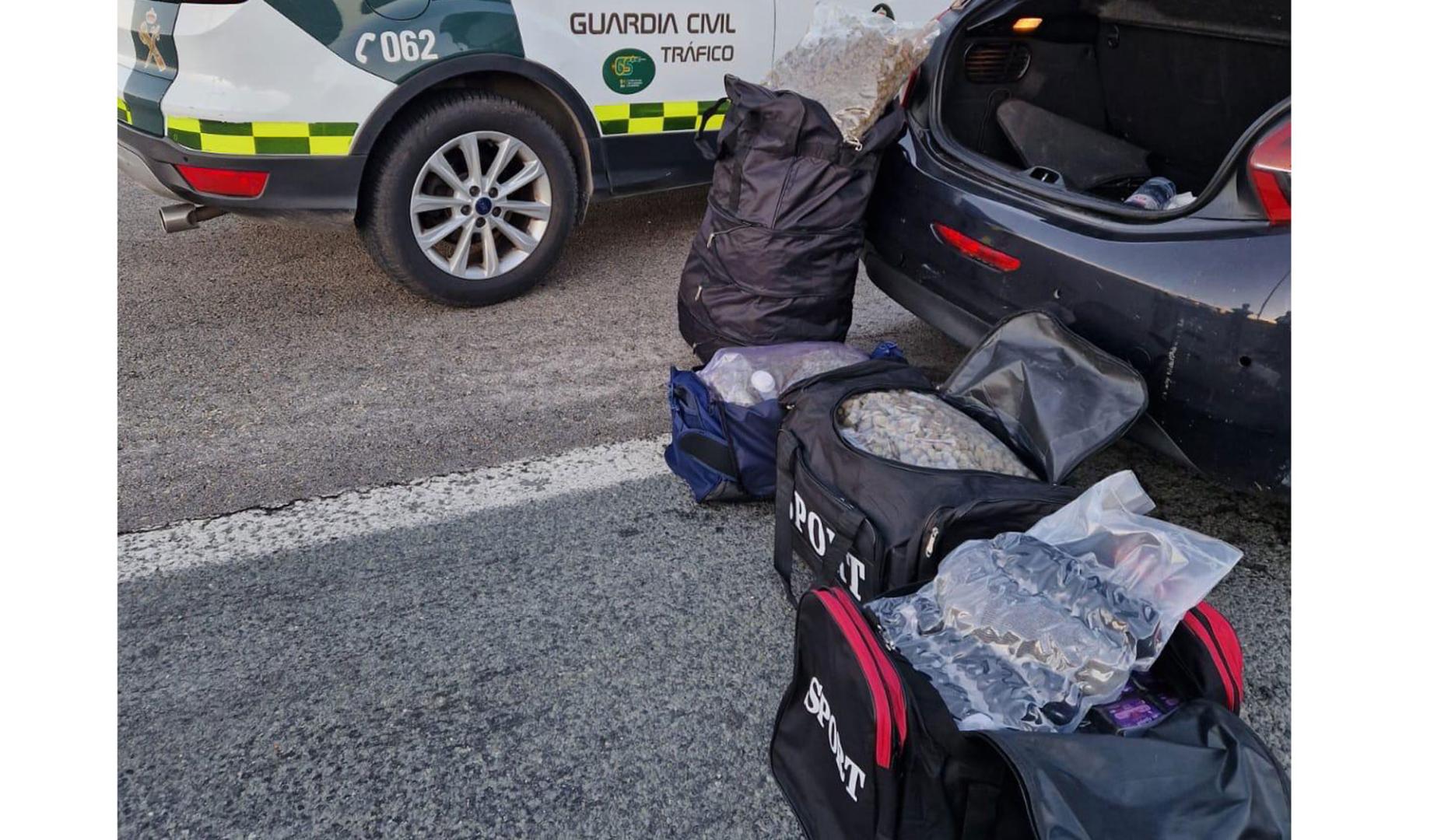 Imagen de la droga intervenida que transportaba en el coche