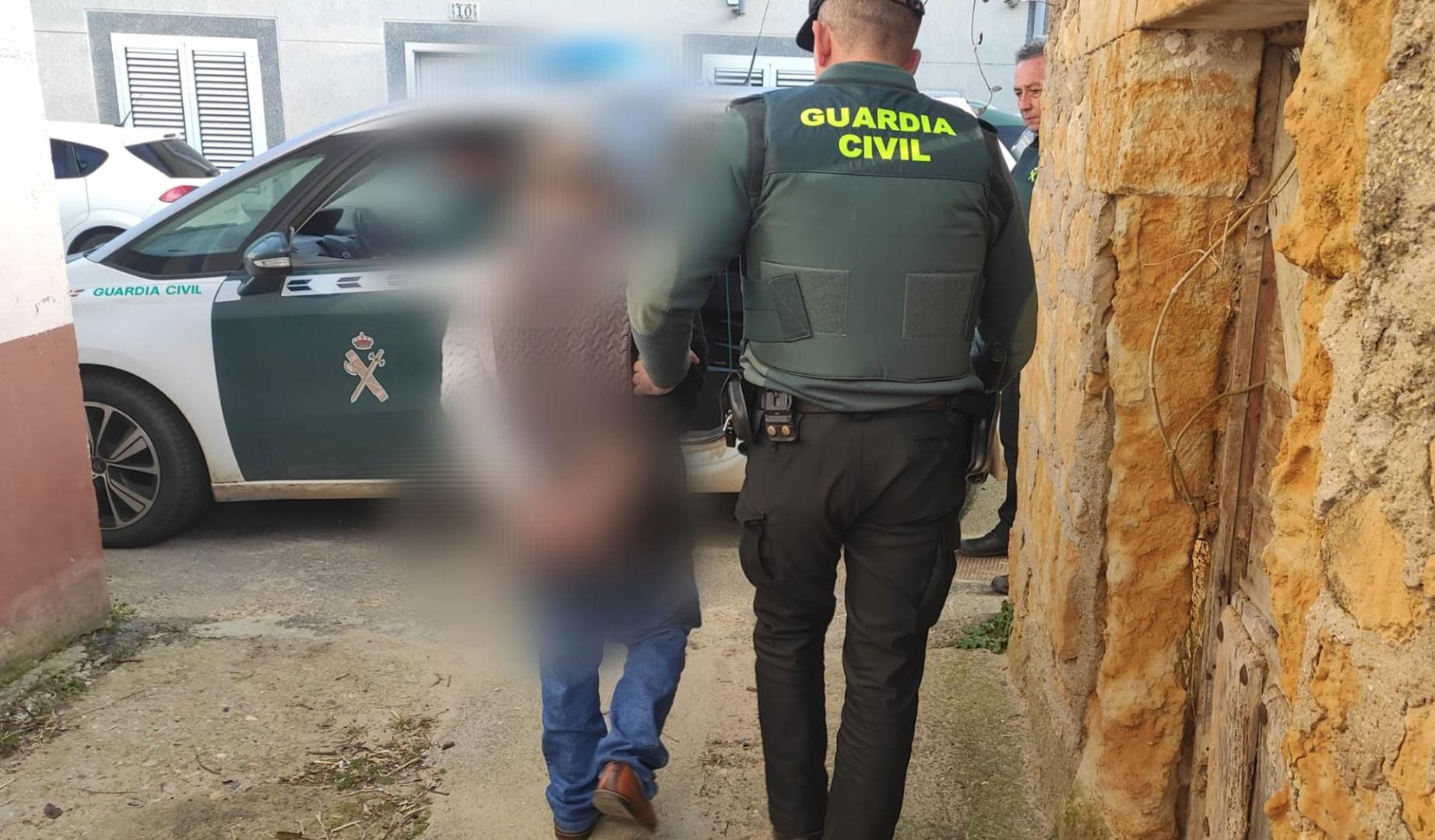 El supuesto autor del crimen de un hombre de 70 años en el municipio zamorano de Peleas de Abajo es trasladado por la Guardia Civil