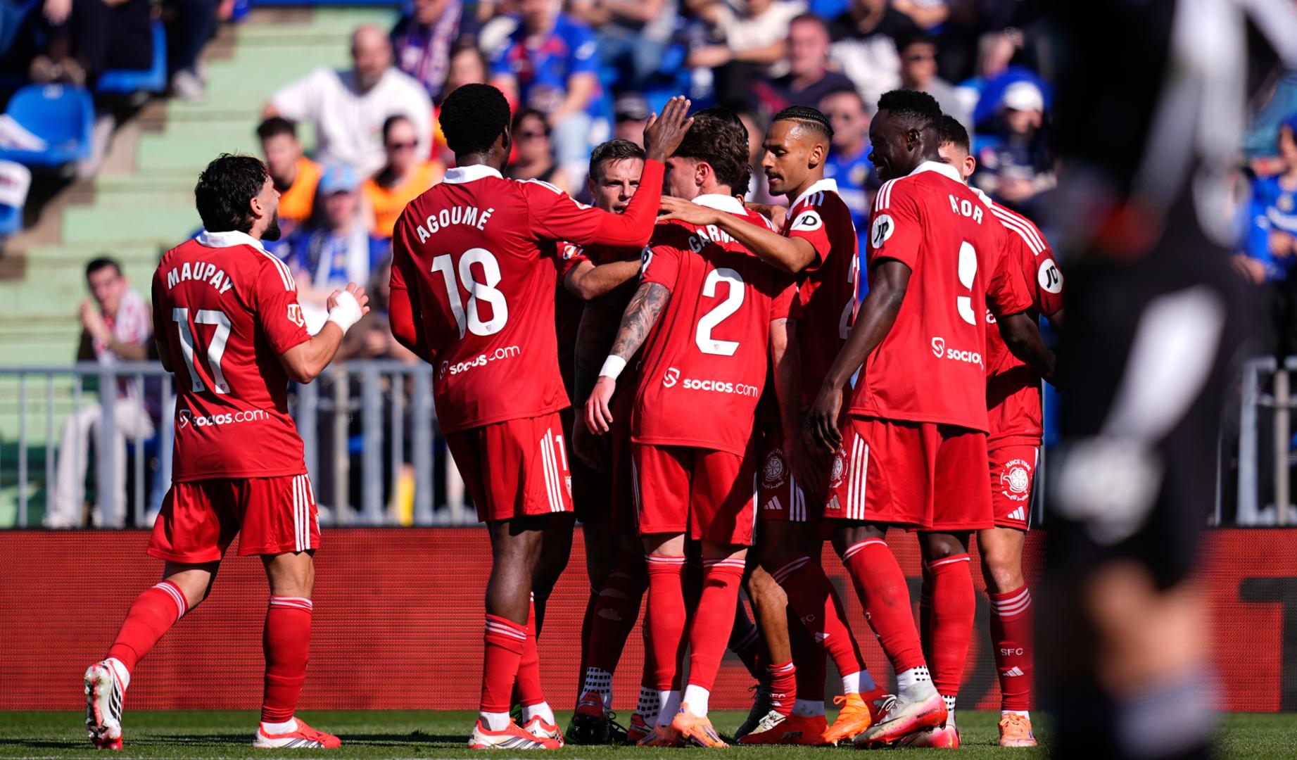Los futbolistas del Sevilla celebran el tanto en Getafe