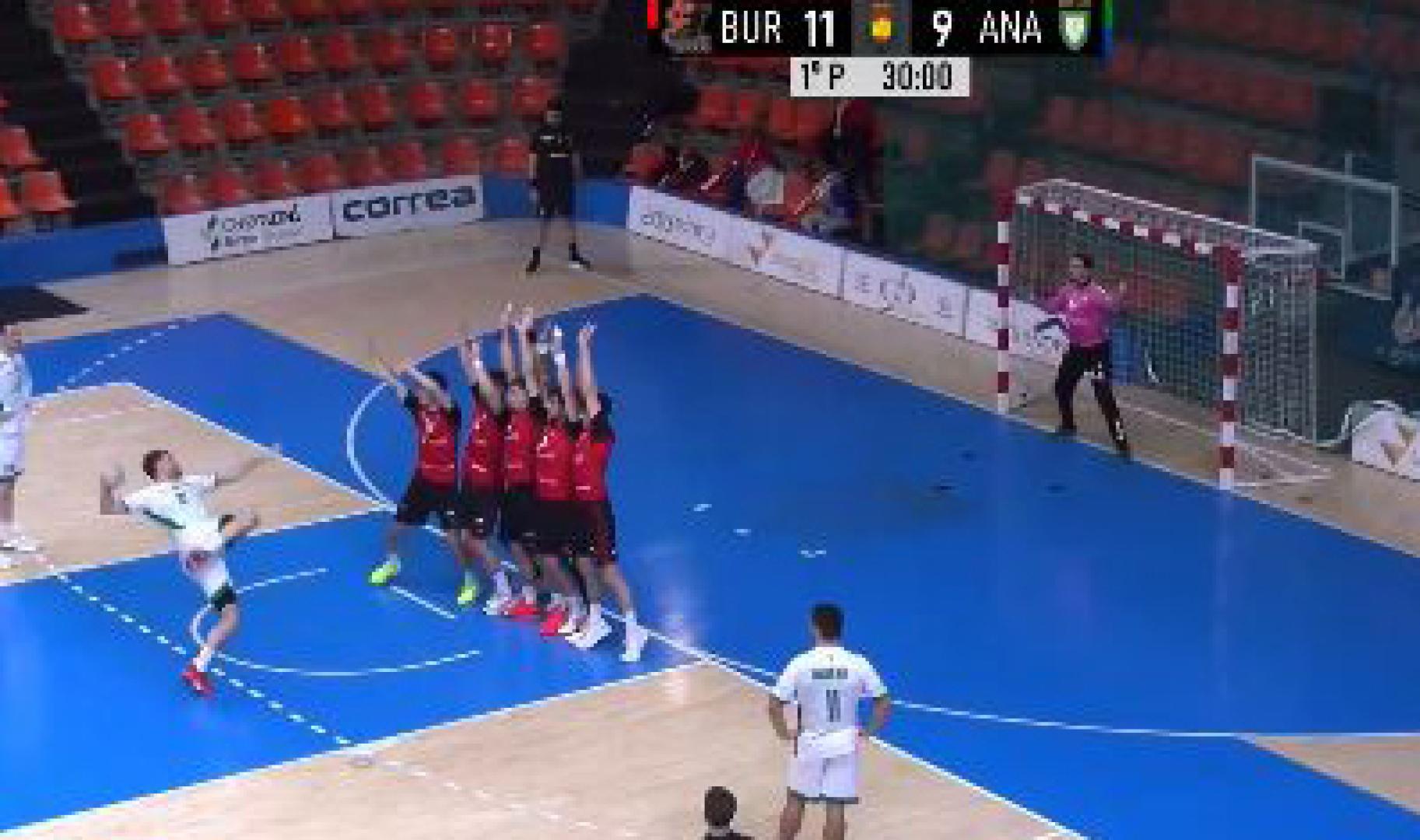 Oleg Kisselev ejecutando una falta directa en el encuentro ante UBU San Pablo Burgos