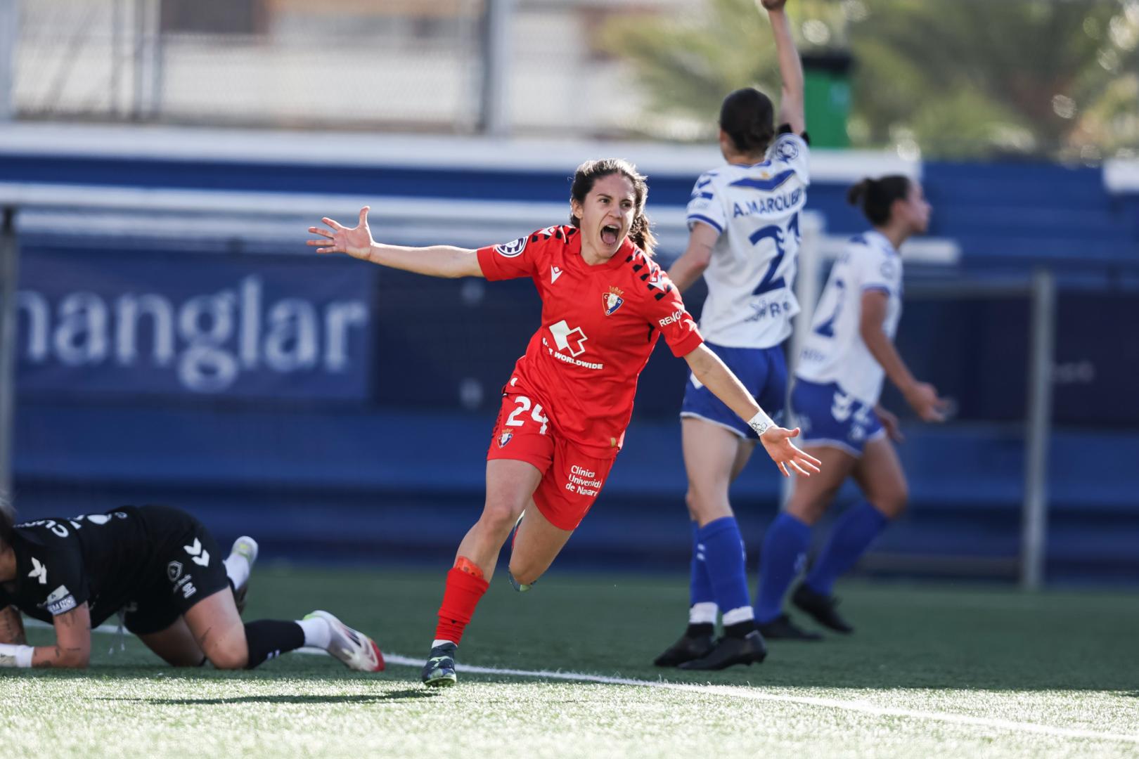 Nora de Torres, jugadora de Osasuna, celebra el 0-1 en el minuto 91