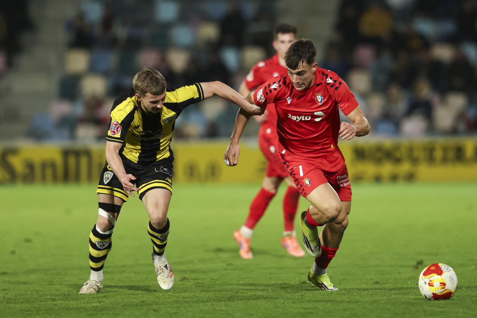 El extremo del Promesas Carlos Lumbreras busca irse del lateral del Barakaldo Beñat de Jesús