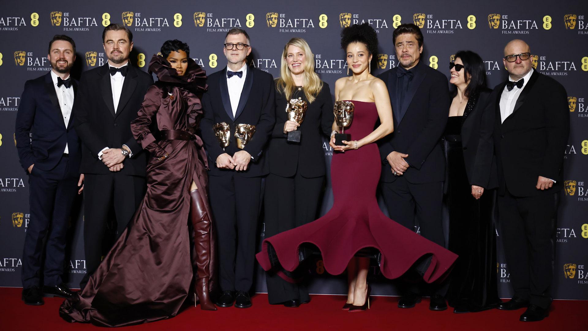Andy Jurgensen, Leonardo DiCaprio, Teyana Taylor, Paul Thomas Anderson, Sara Murphy, Chase Infiniti, Benicio del Toro, Cassandra Kulukundis y Michael Bauman después de que 'Una batalla tras otra' ganara los premios a Mejor Película, Mejor Director, Mejor Guion Adaptado y Mejor Fotografía en los BAFTAef