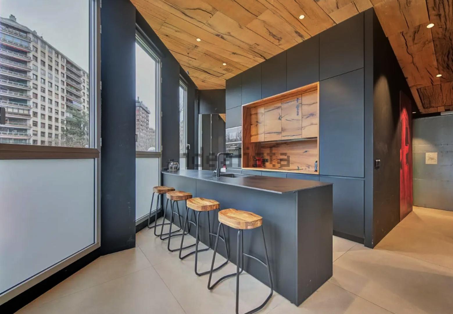Cocina con barra y abierta al salón