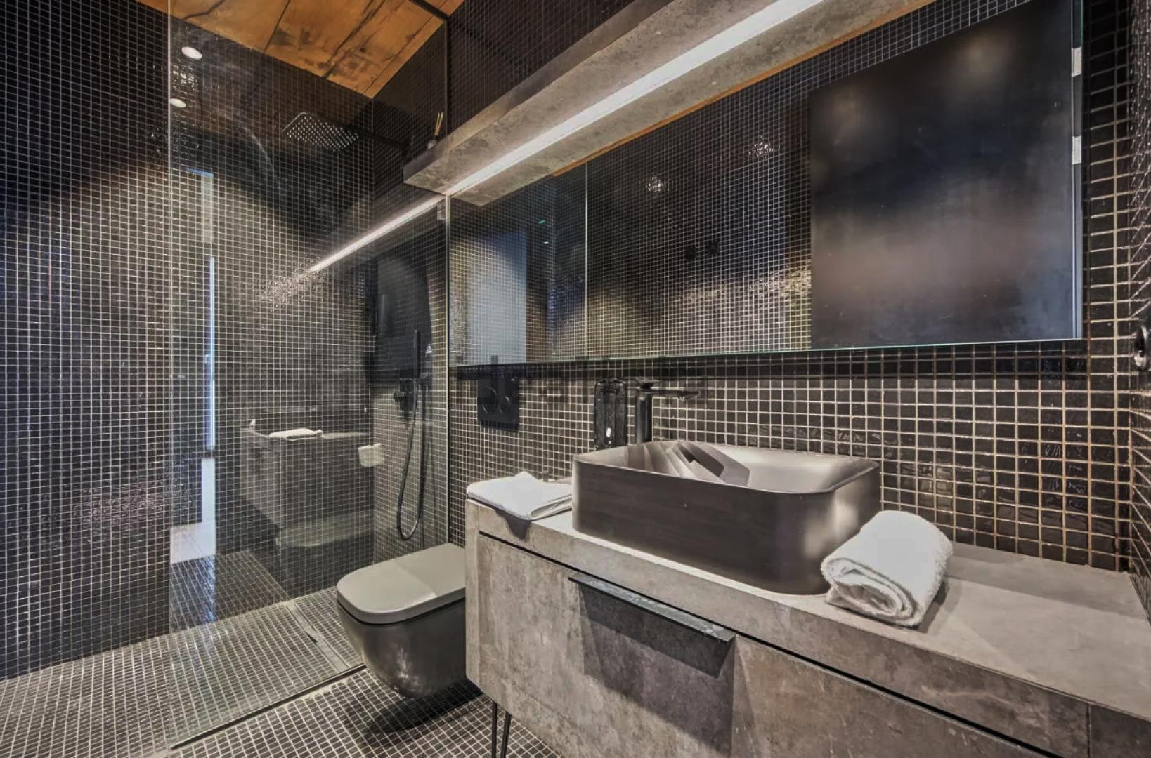 Baño en tonos negros
