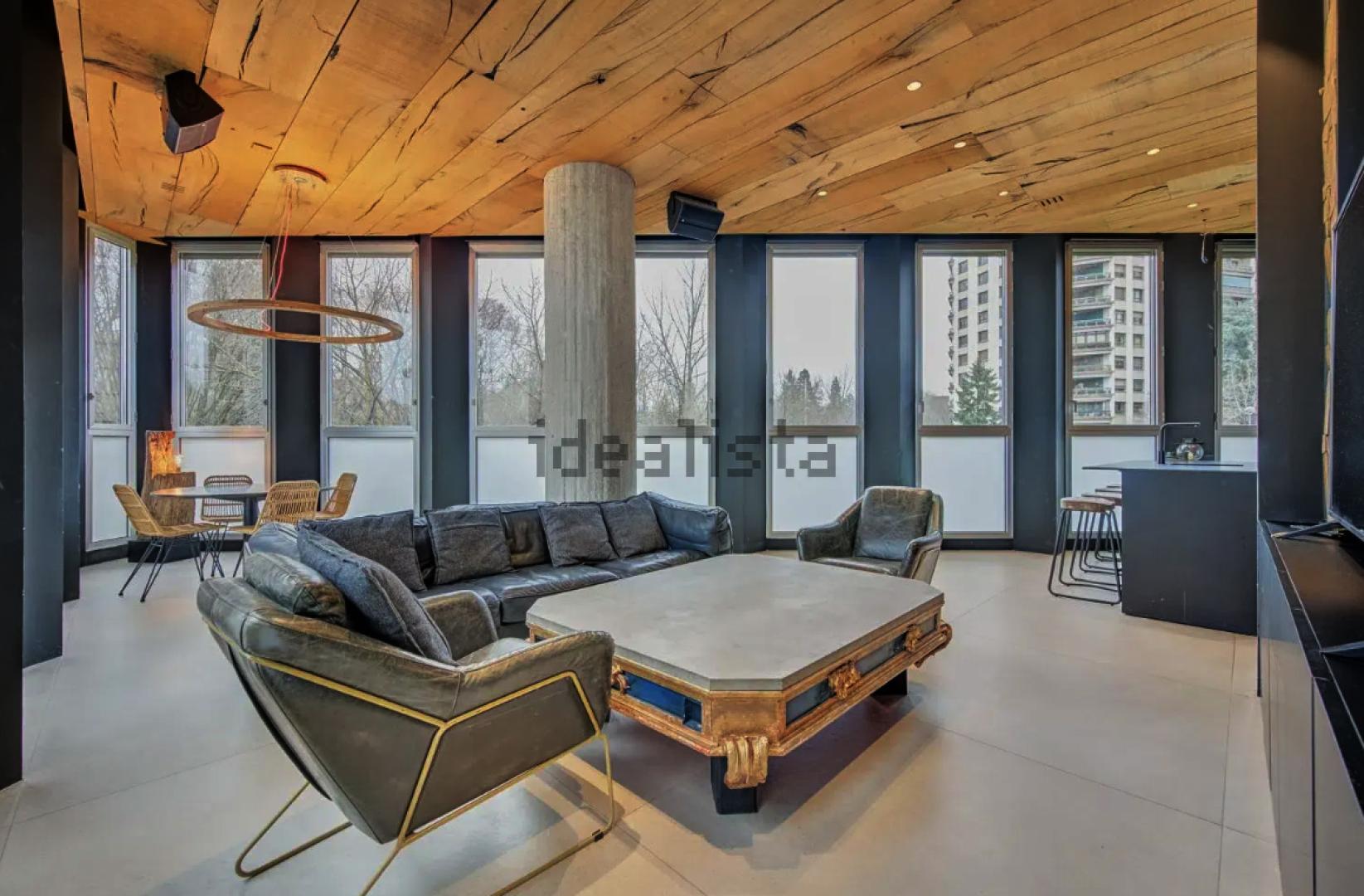 Hilera de ventanas en el salón, con techos de madera
