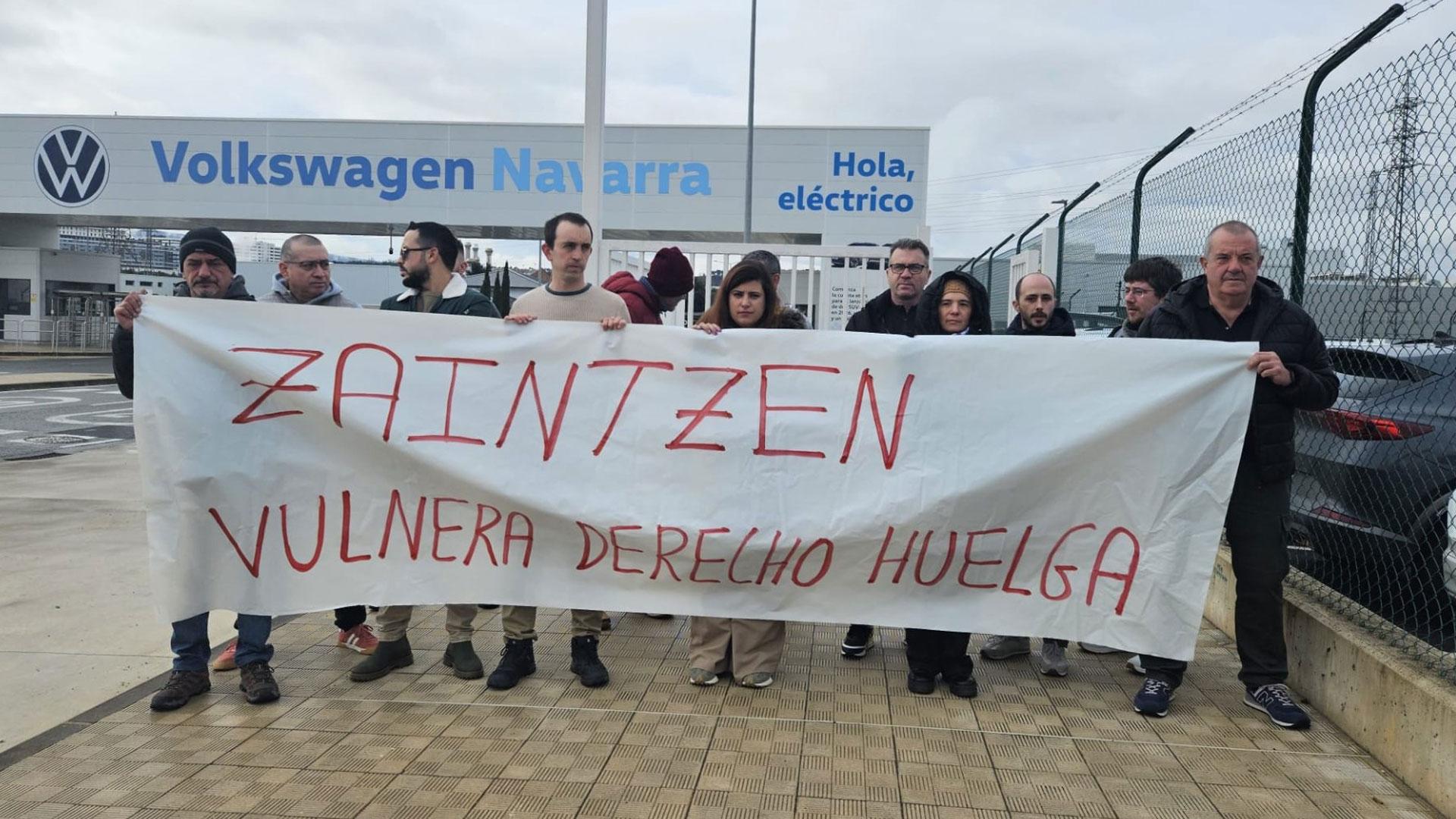 Una protesta anterior de los trabajadores de Zaintzen en la puerta de Volkswagen Navarra