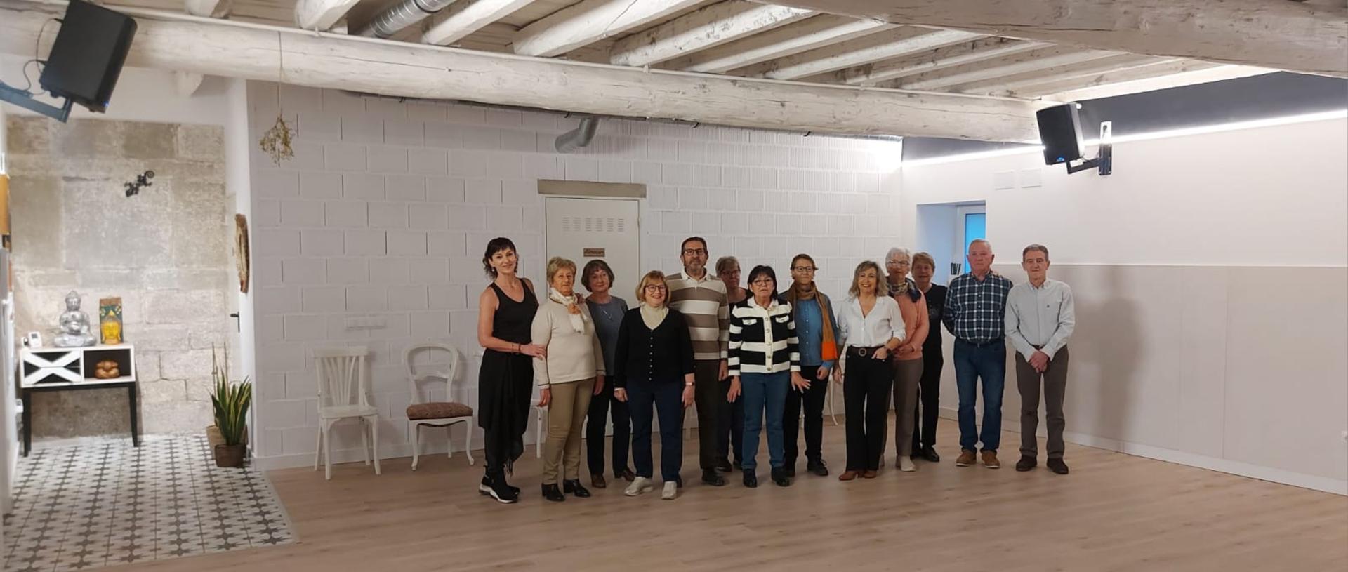 Arantxa Villanueva Salinas (primera desde la izquierda), con alumnado de la asociación de jubilados Horizonte de Sangüesa