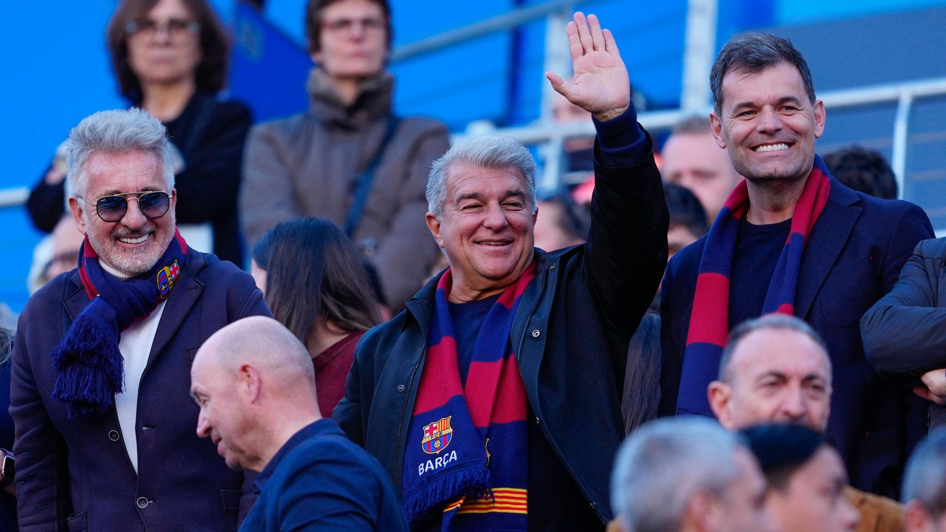 El expresidente del FC Barcelona, Joan Laporta (c), asiste al partido entre el FC Barcelona y el Levante UD